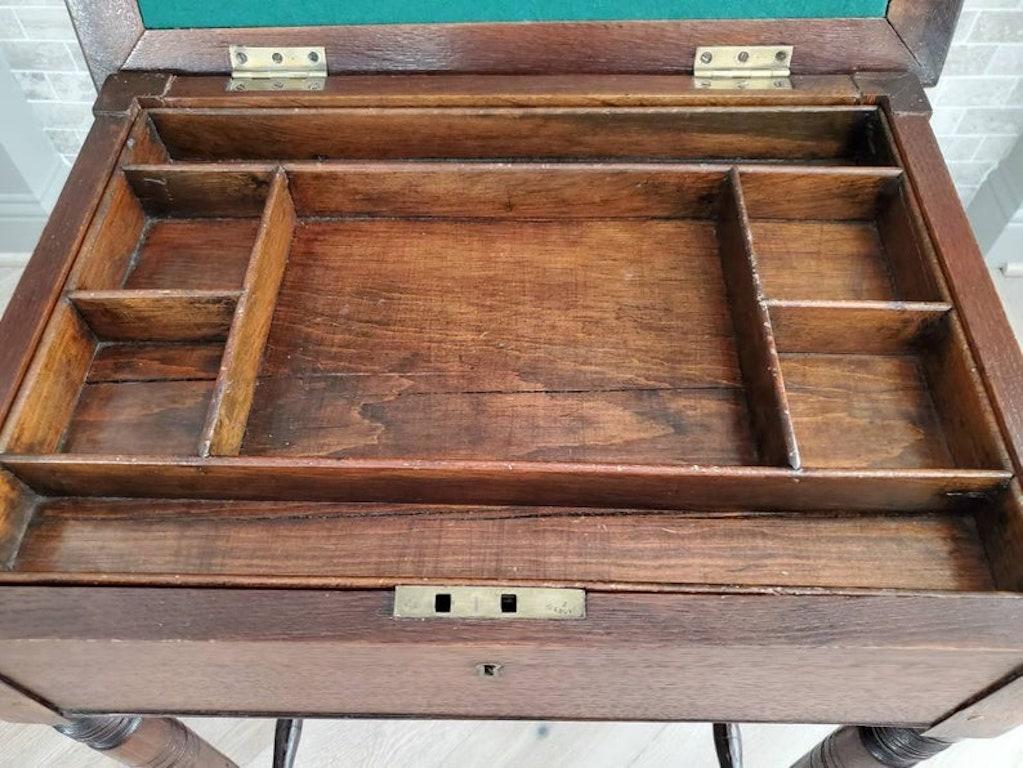 Laiton Table à écrire en cuir en chêne anglais du début du 19e siècle en vente