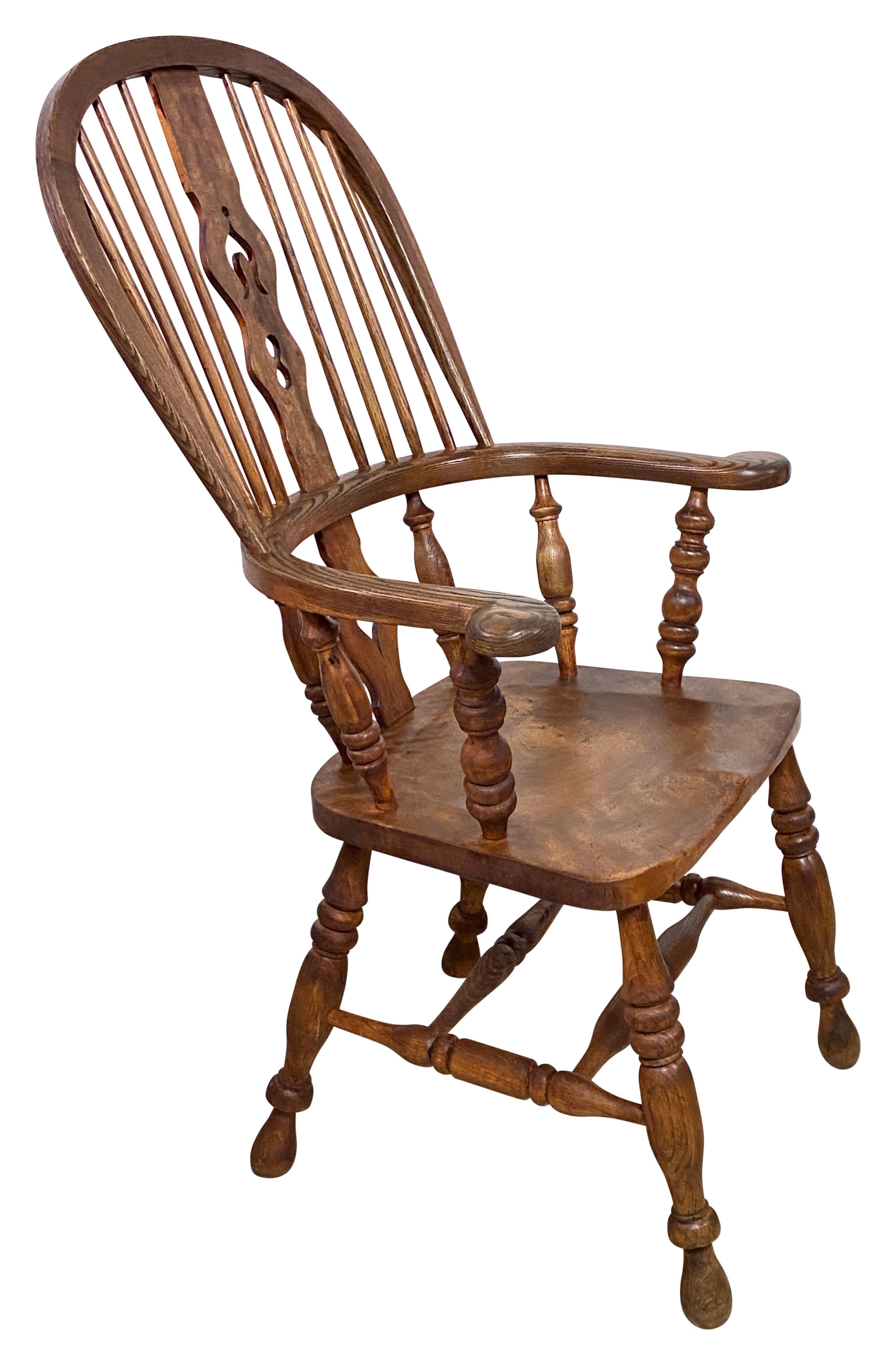 Fino ejemplo de sillón inglés con respaldo de aro de madera de roble y tejo.  Inglaterra, hacia 1825-1850.
En excelente estado, robusto y sólido.