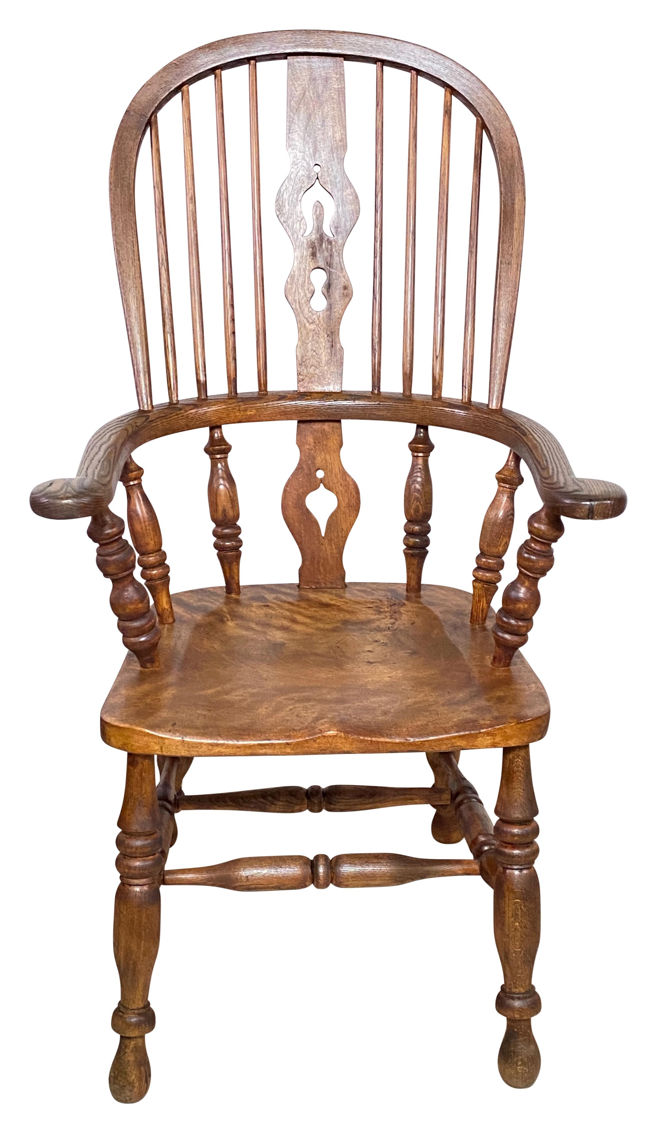Sillón Windsor inglés de principios del siglo XIX de madera de roble y tejo De campo en venta