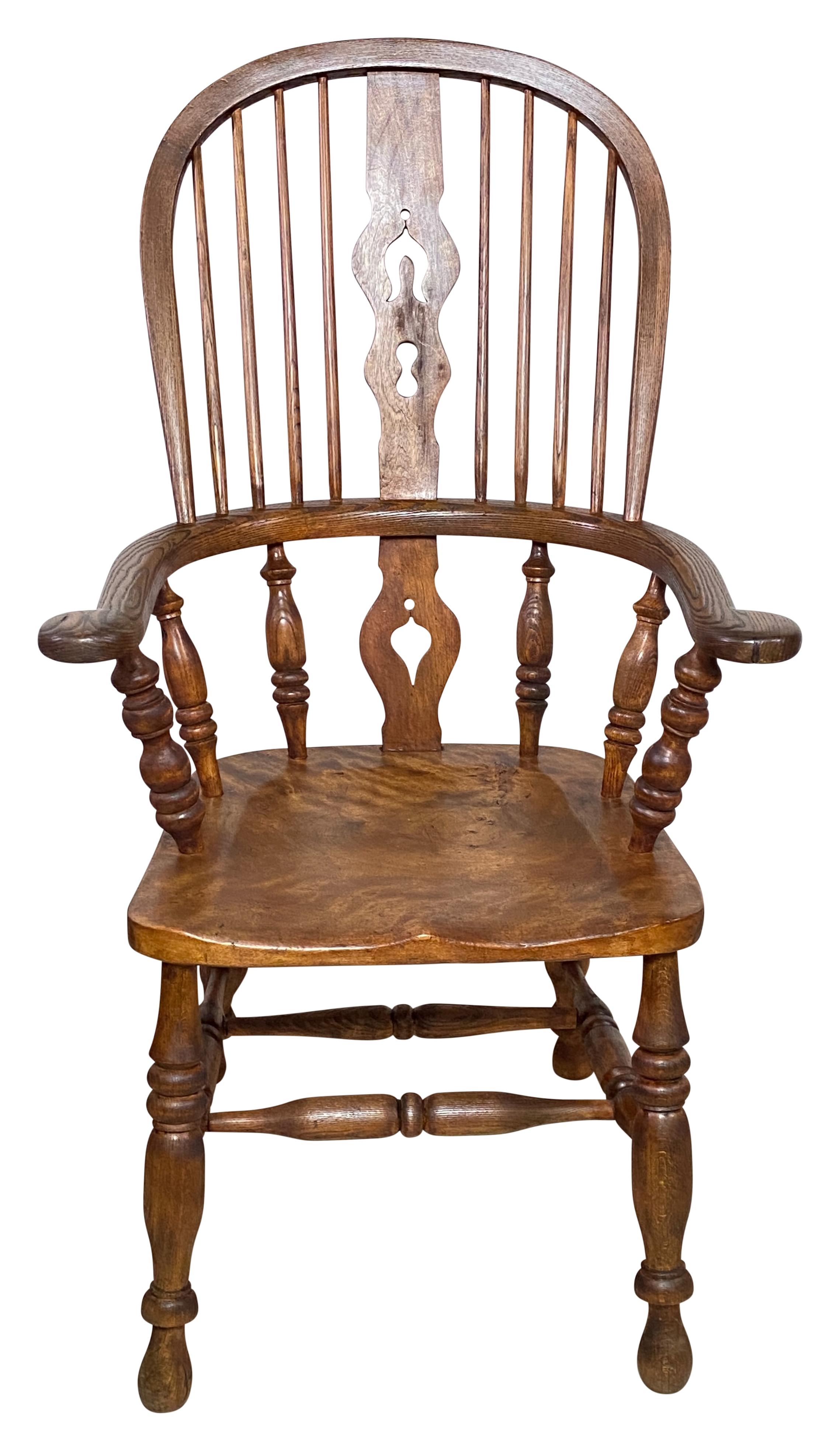 Sillón Windsor inglés de principios del siglo XIX de madera de roble y tejo Hecho a mano en venta