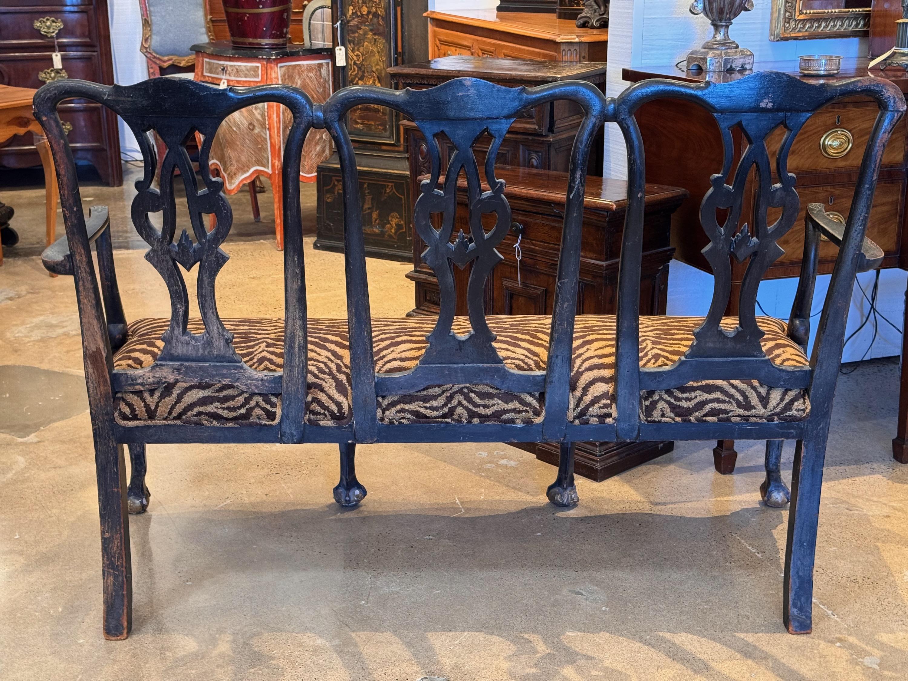 Sillón inglés de principios del siglo XIX pintado y dorado a mano en venta 5