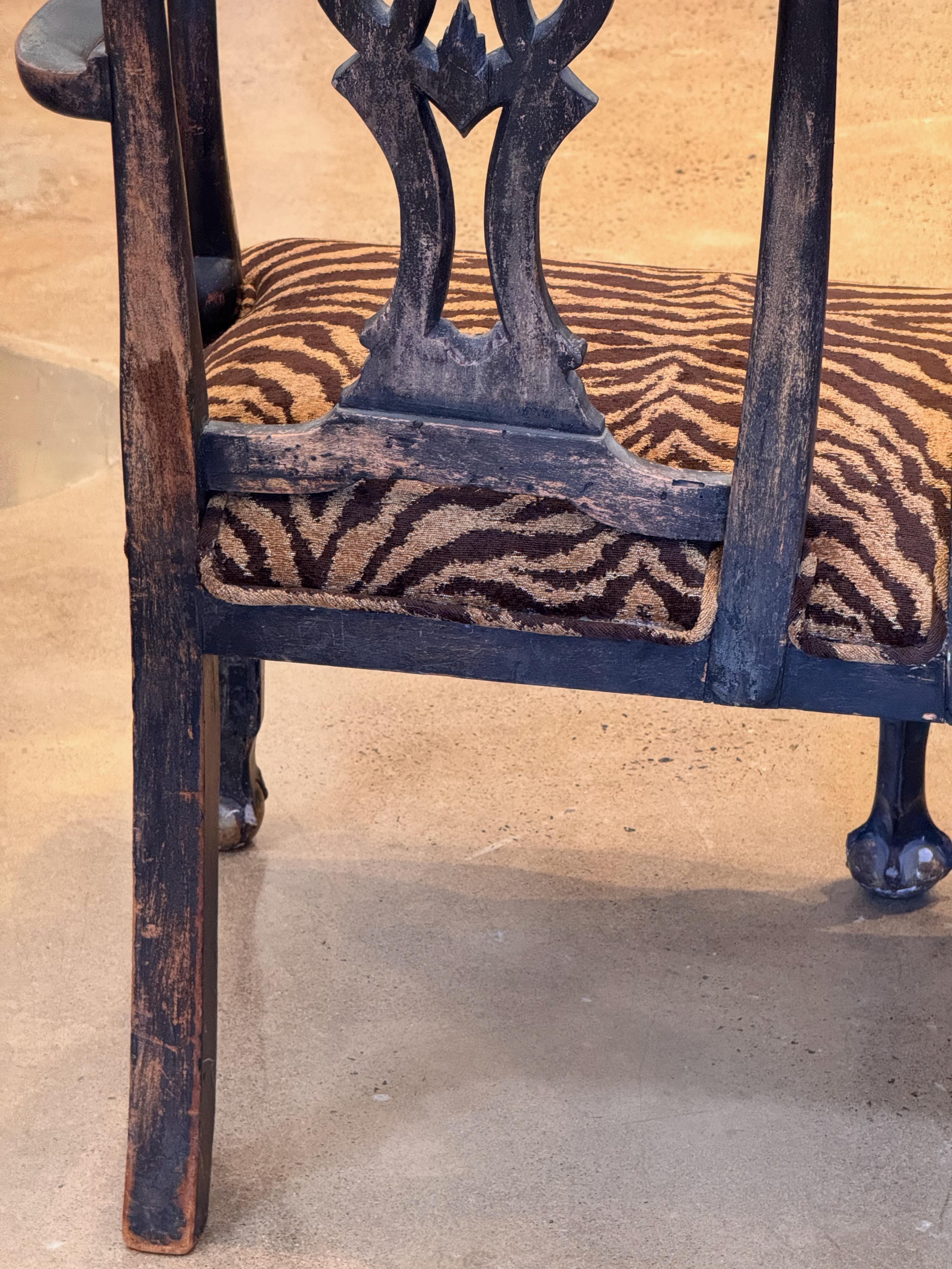 Sillón inglés de principios del siglo XIX pintado y dorado a mano en venta 6