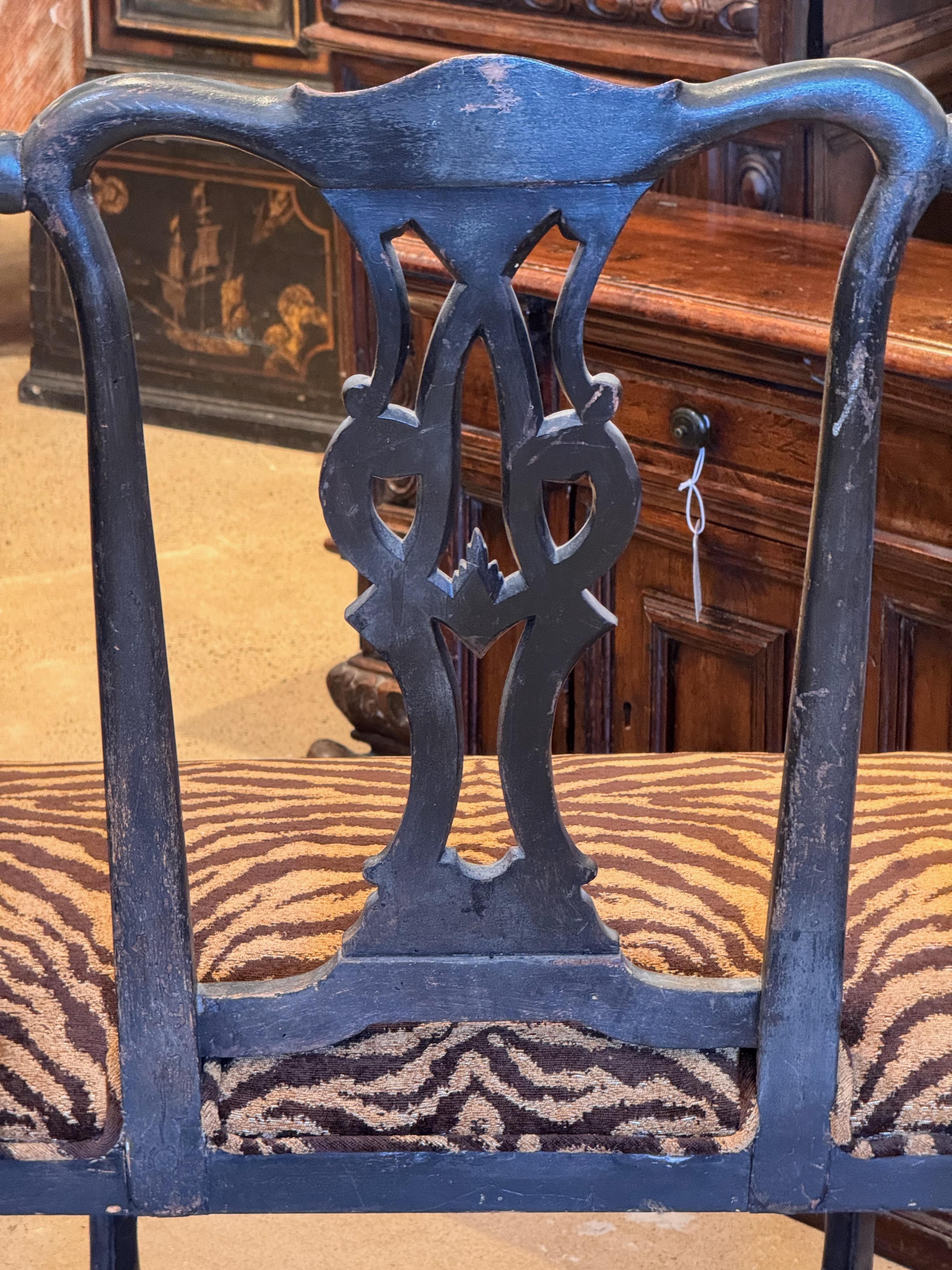 Sillón inglés de principios del siglo XIX pintado y dorado a mano en venta 7