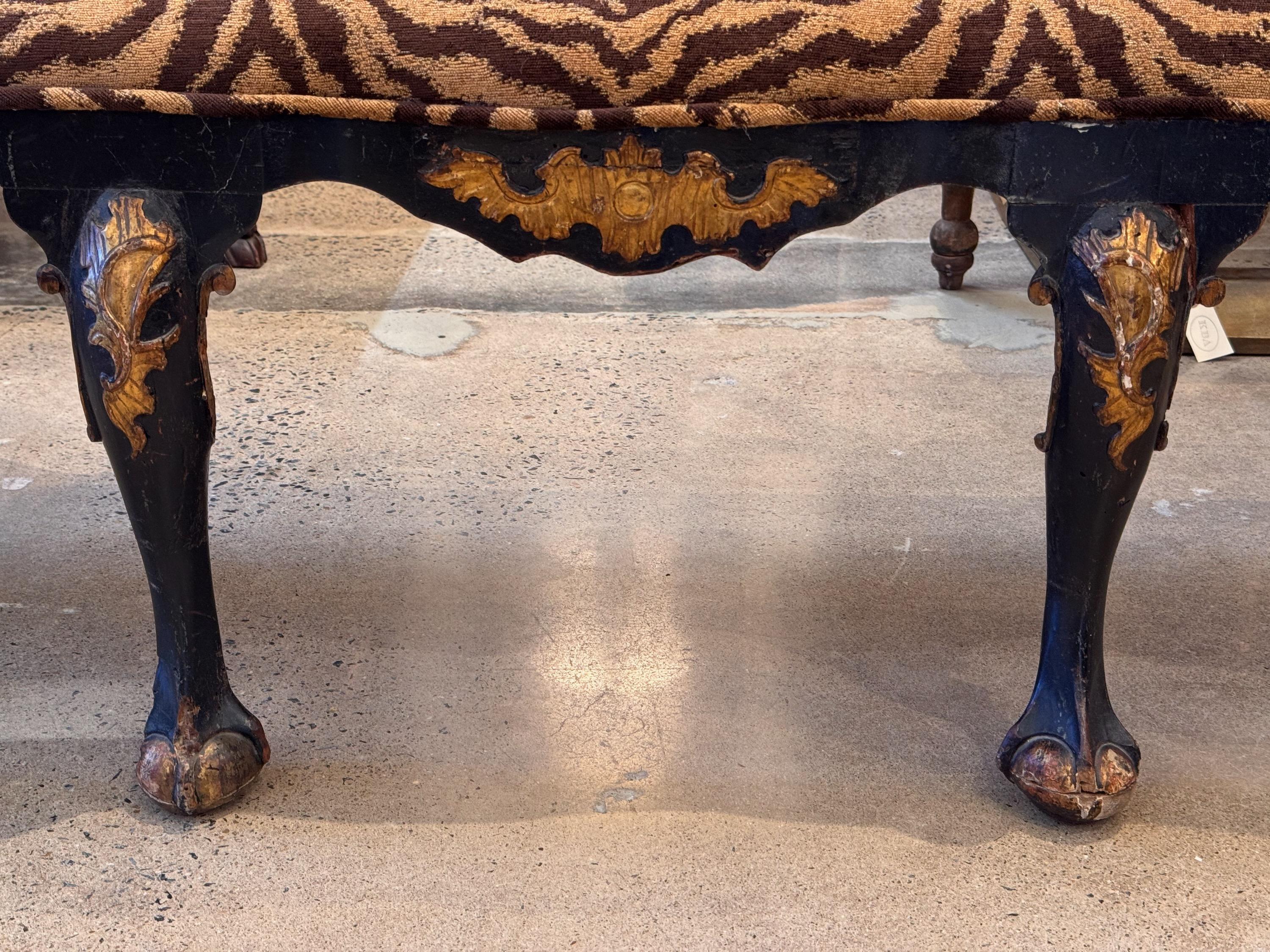 Sillón inglés de principios del siglo XIX pintado y dorado a mano en venta 2