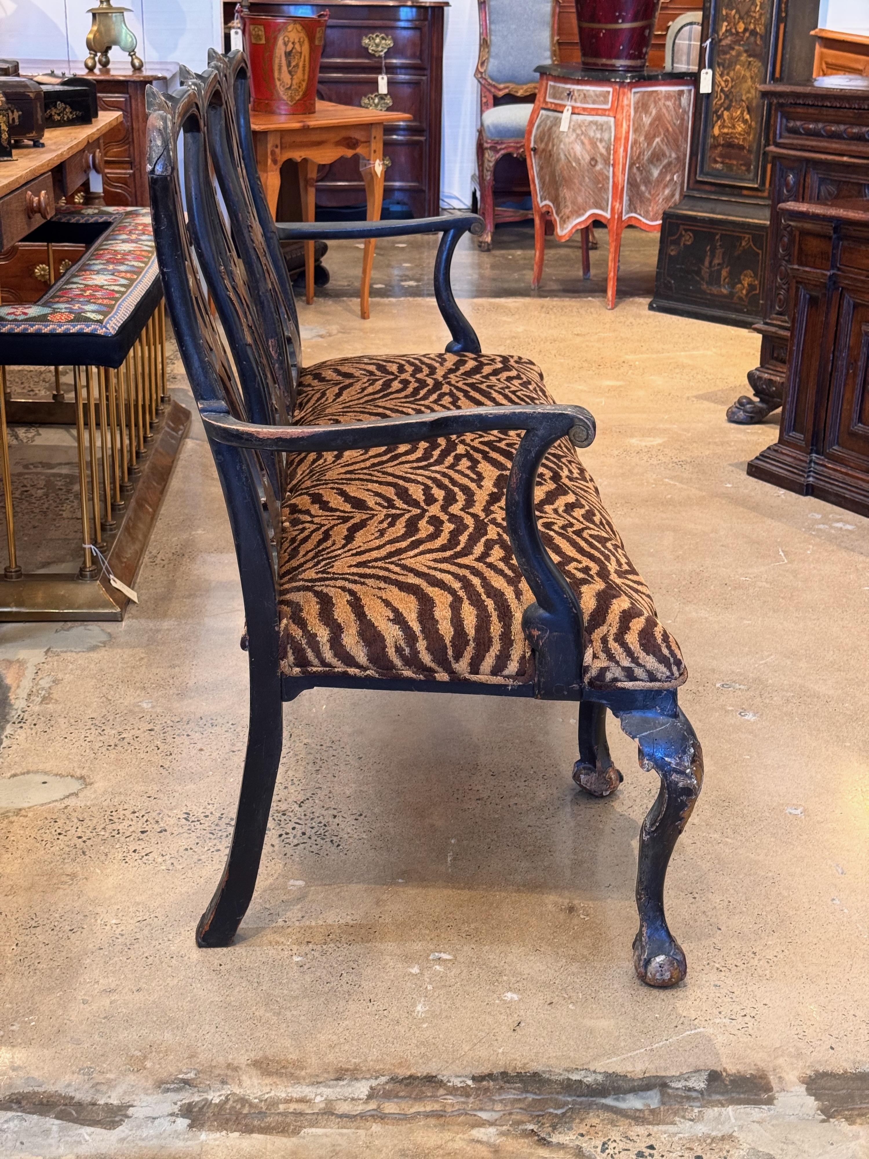 Sillón inglés de principios del siglo XIX pintado y dorado a mano en venta 3