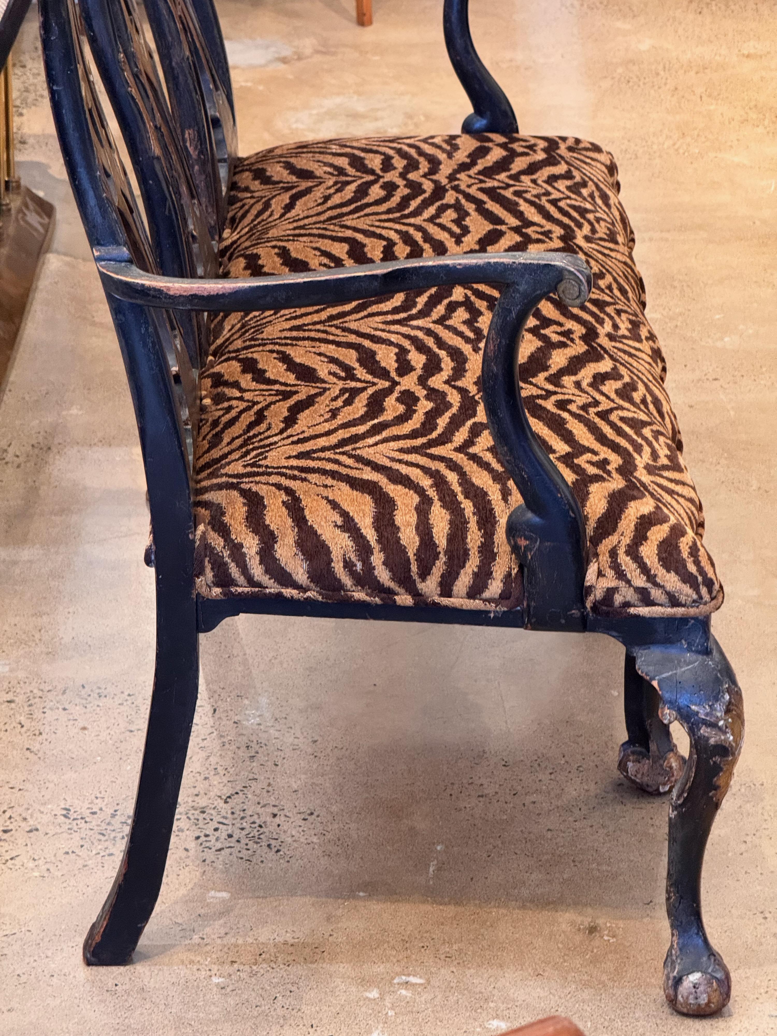 Sillón inglés de principios del siglo XIX pintado y dorado a mano en venta 4