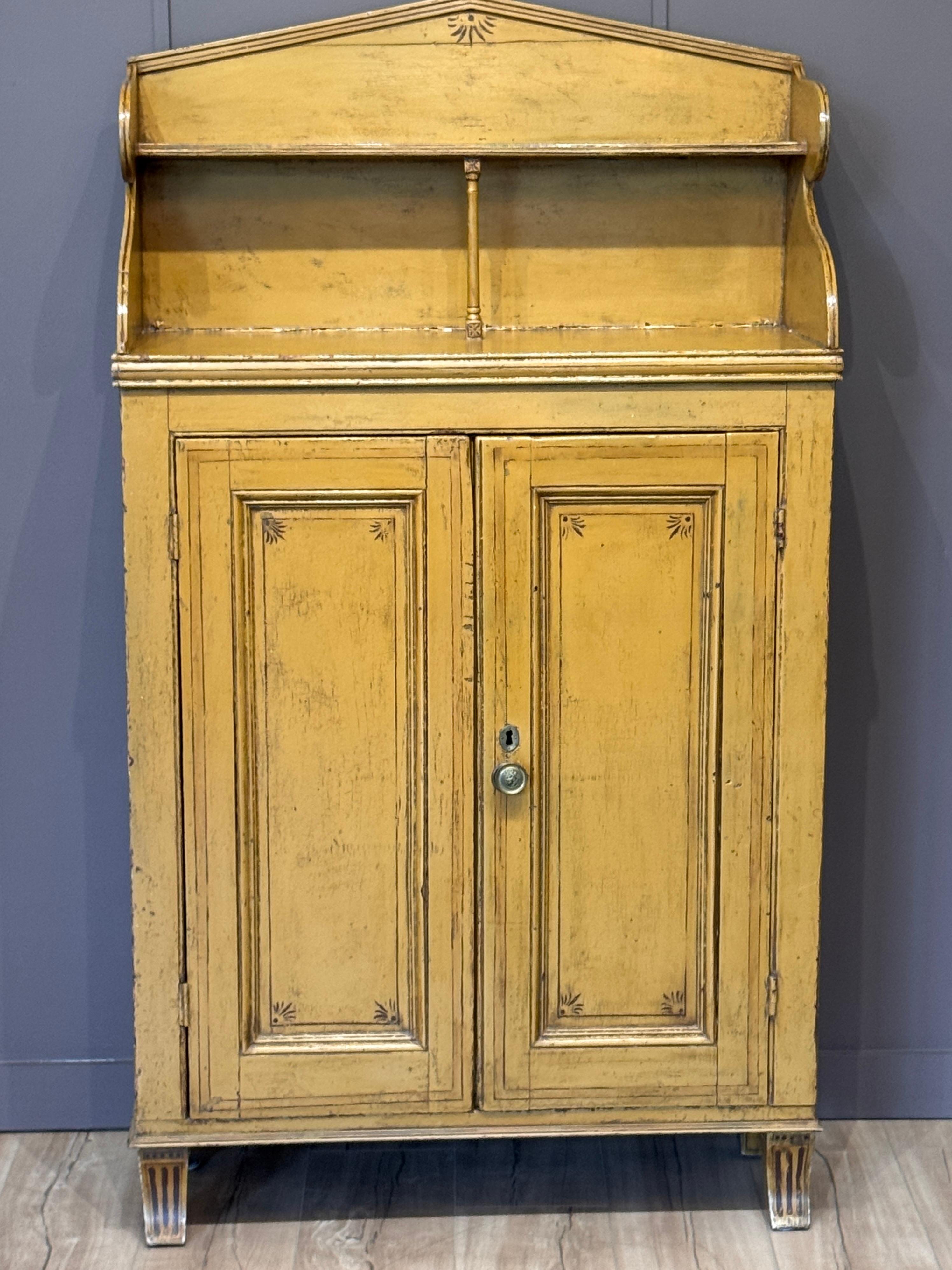 Legno Armadio a baldacchino decorato a vernice dell'inizio del XIX secolo inglese in vendita