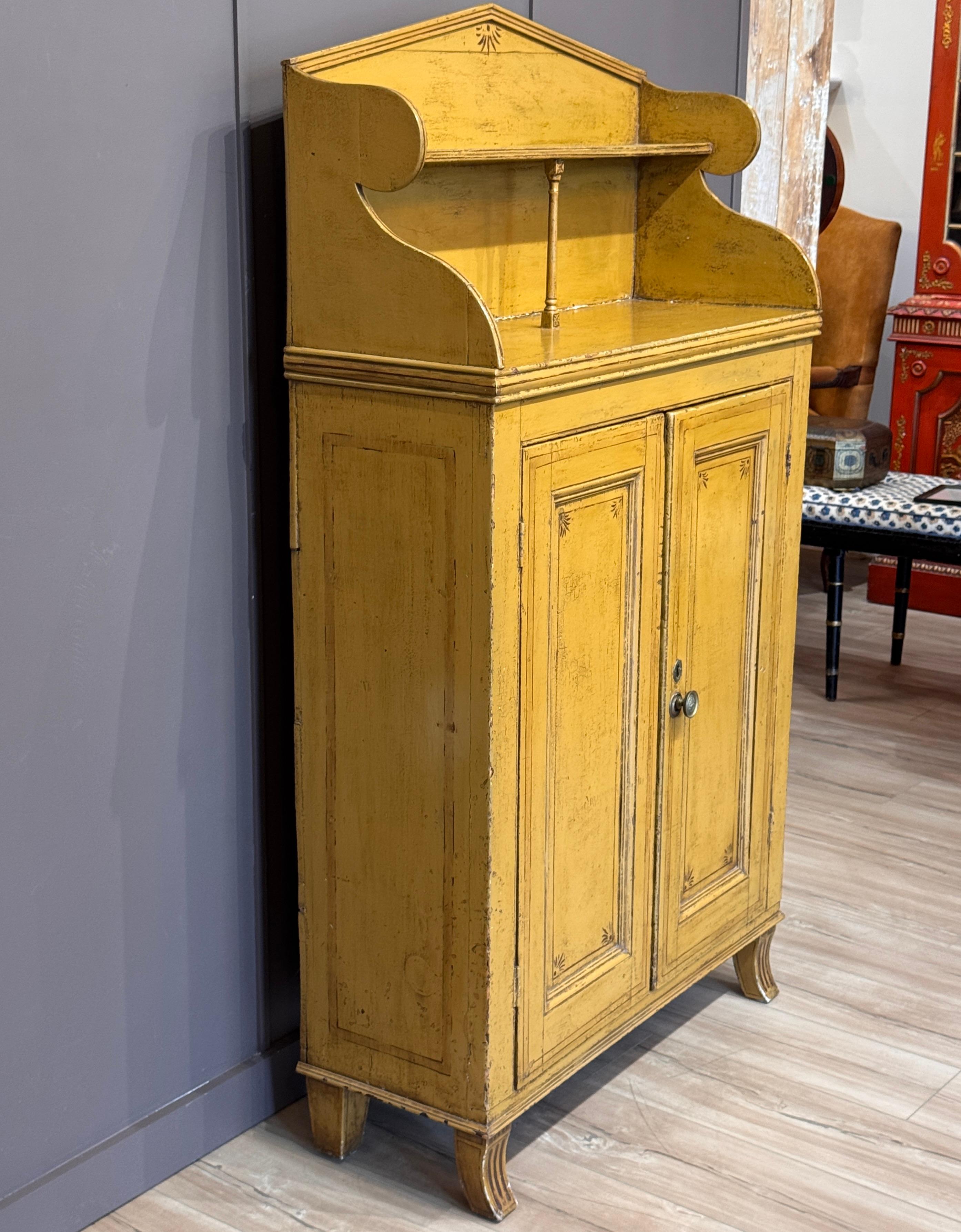 Armadio a baldacchino decorato a vernice dell'inizio del XIX secolo inglese in vendita 1