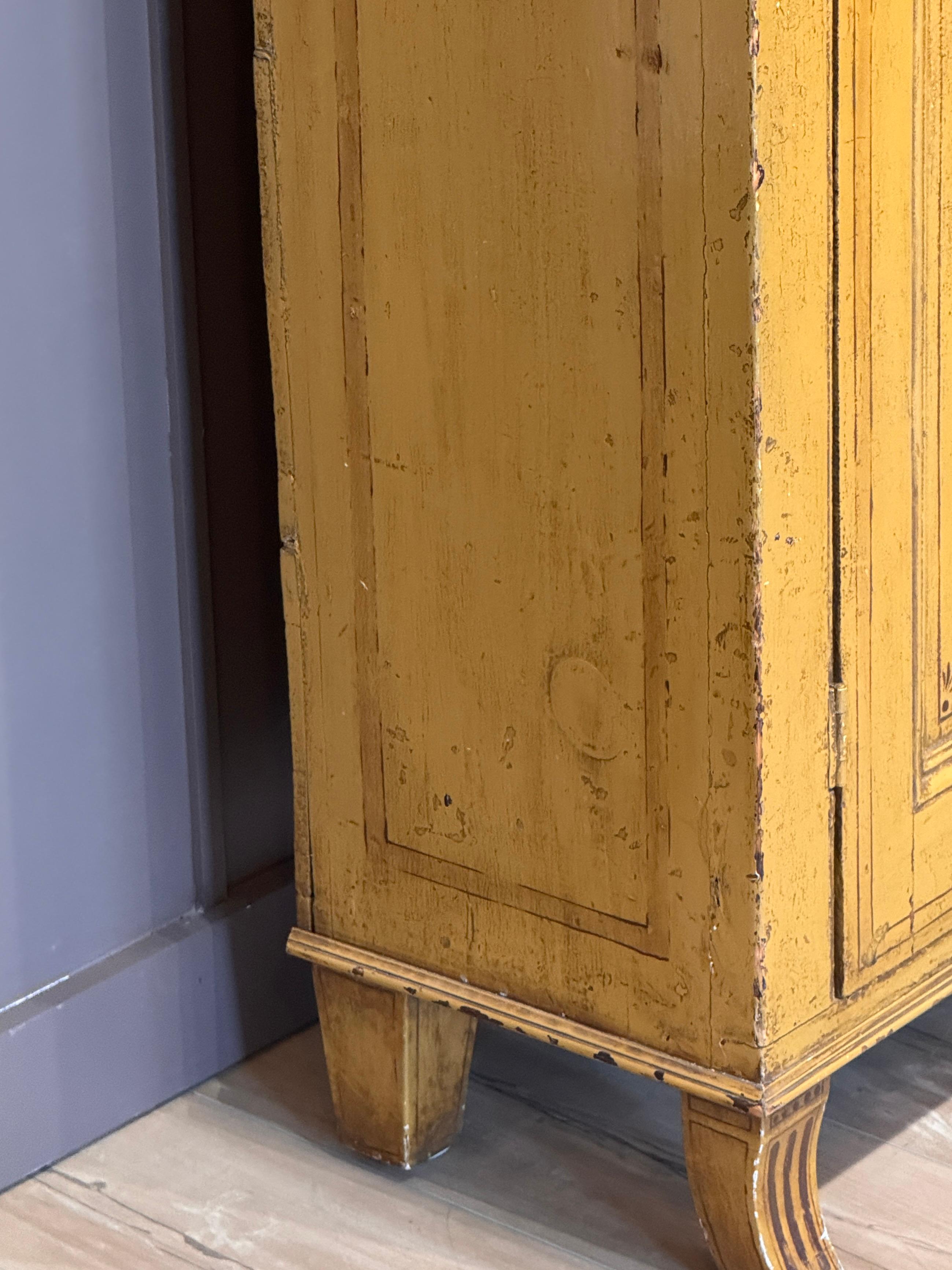 Armadio a baldacchino decorato a vernice dell'inizio del XIX secolo inglese in vendita 2