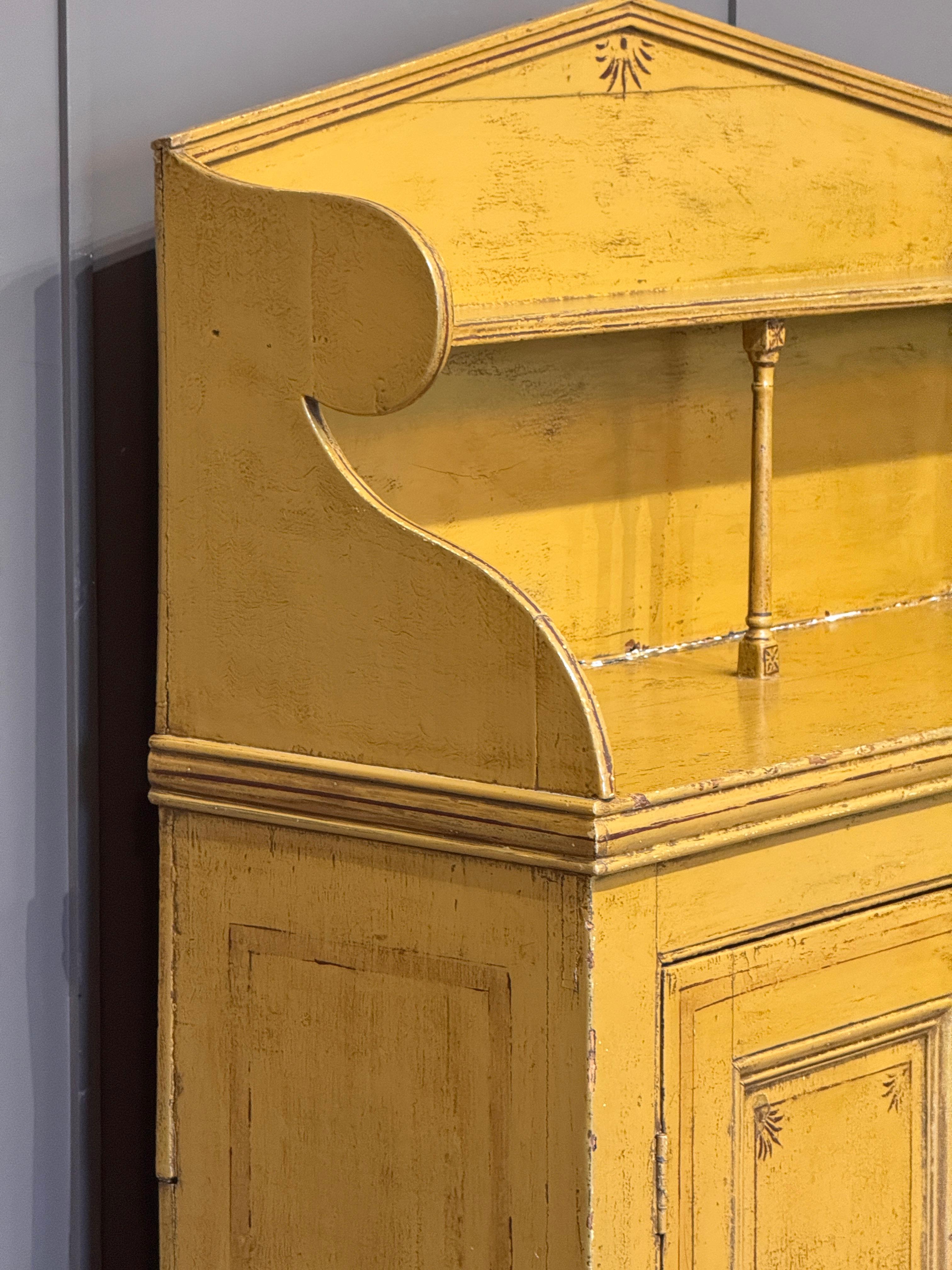 Armadio a baldacchino decorato a vernice dell'inizio del XIX secolo inglese in vendita 3