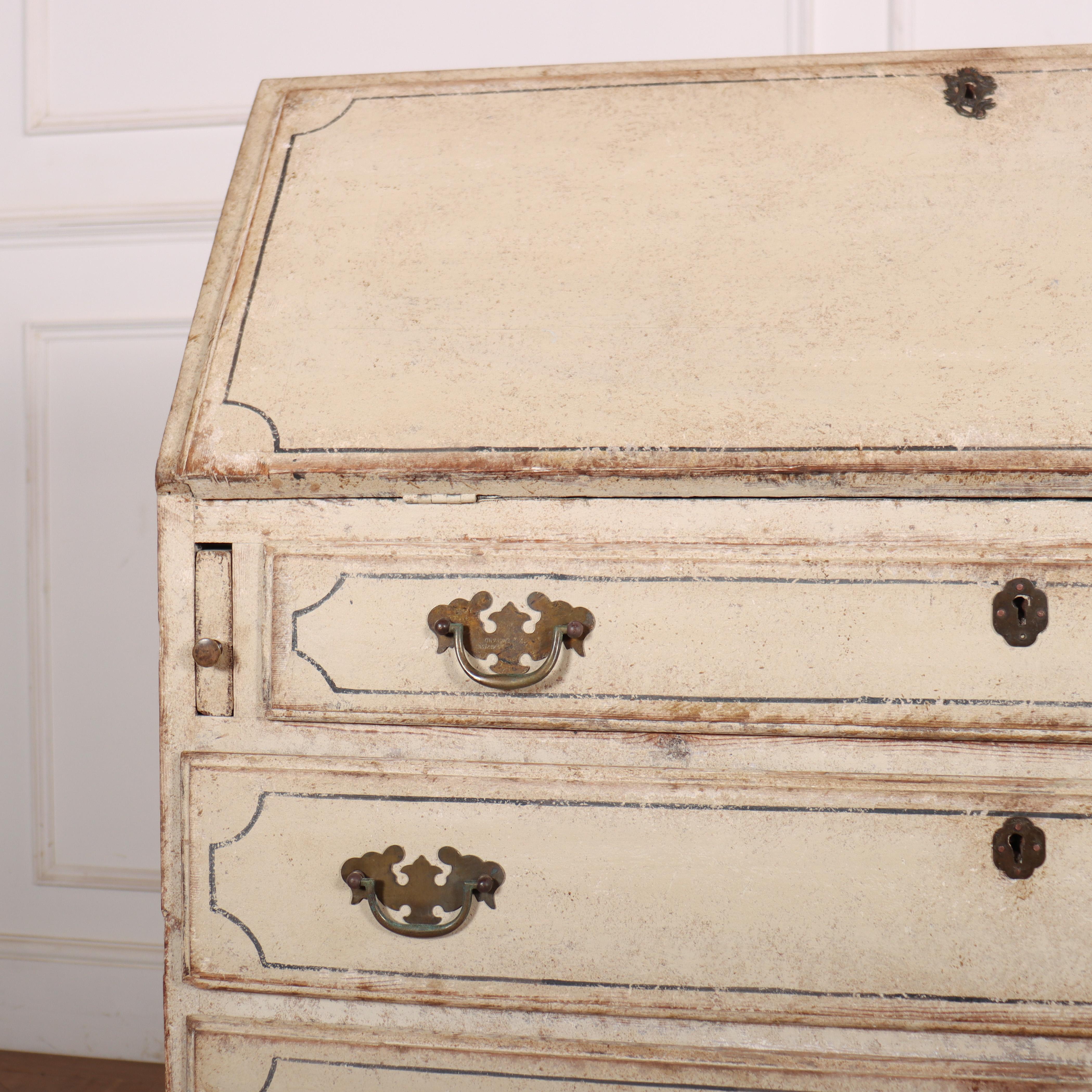 Early 19th century English painted oak bureau with a fitted interior. Good size. 1810.

Height to the underside of the fall front is 78cm.

Code: 8509

Dimensions:
W: 37