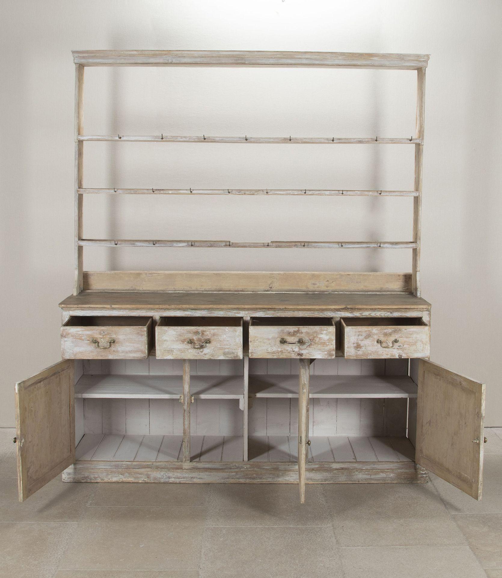 Comò in pino inglese dell'inizio del XIX secolo che è stato riportato alla vernice bianca originale.
Dispone di un ampio spazio di archiviazione e di una rastrelliera particolarmente ben proporzionata, con ganci in ottone graduati.
Con restauro,