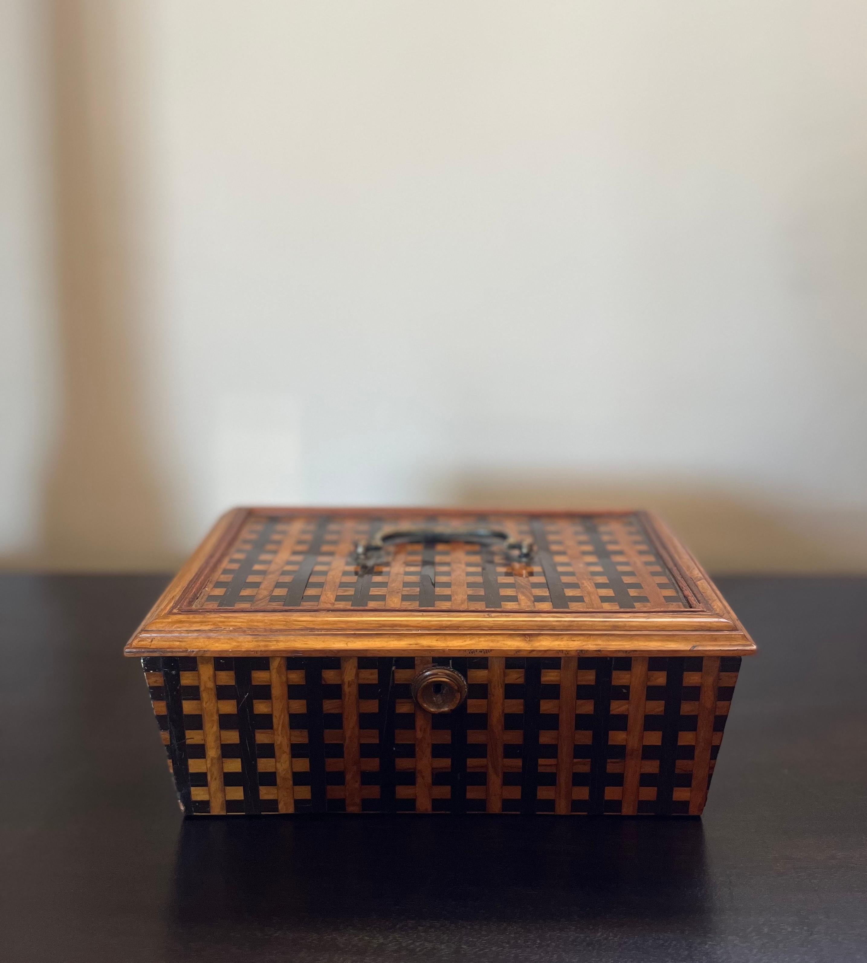 Early 19th Century English Parquetry Box In Good Condition In Los Angeles, CA