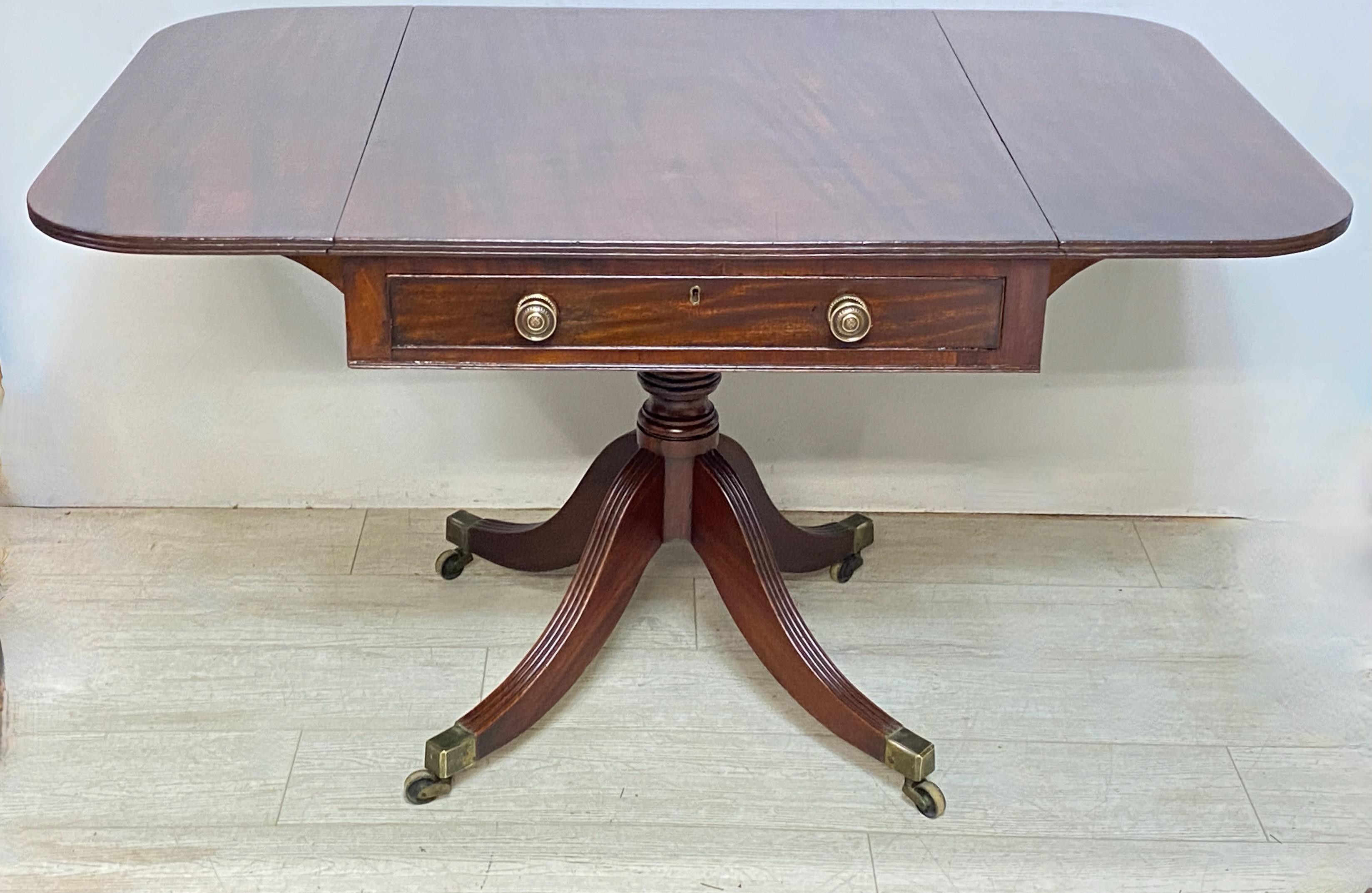 Early 19th Century English Pembroke Style Drop Leaf Side / Breakfast Table In Good Condition For Sale In San Francisco, CA