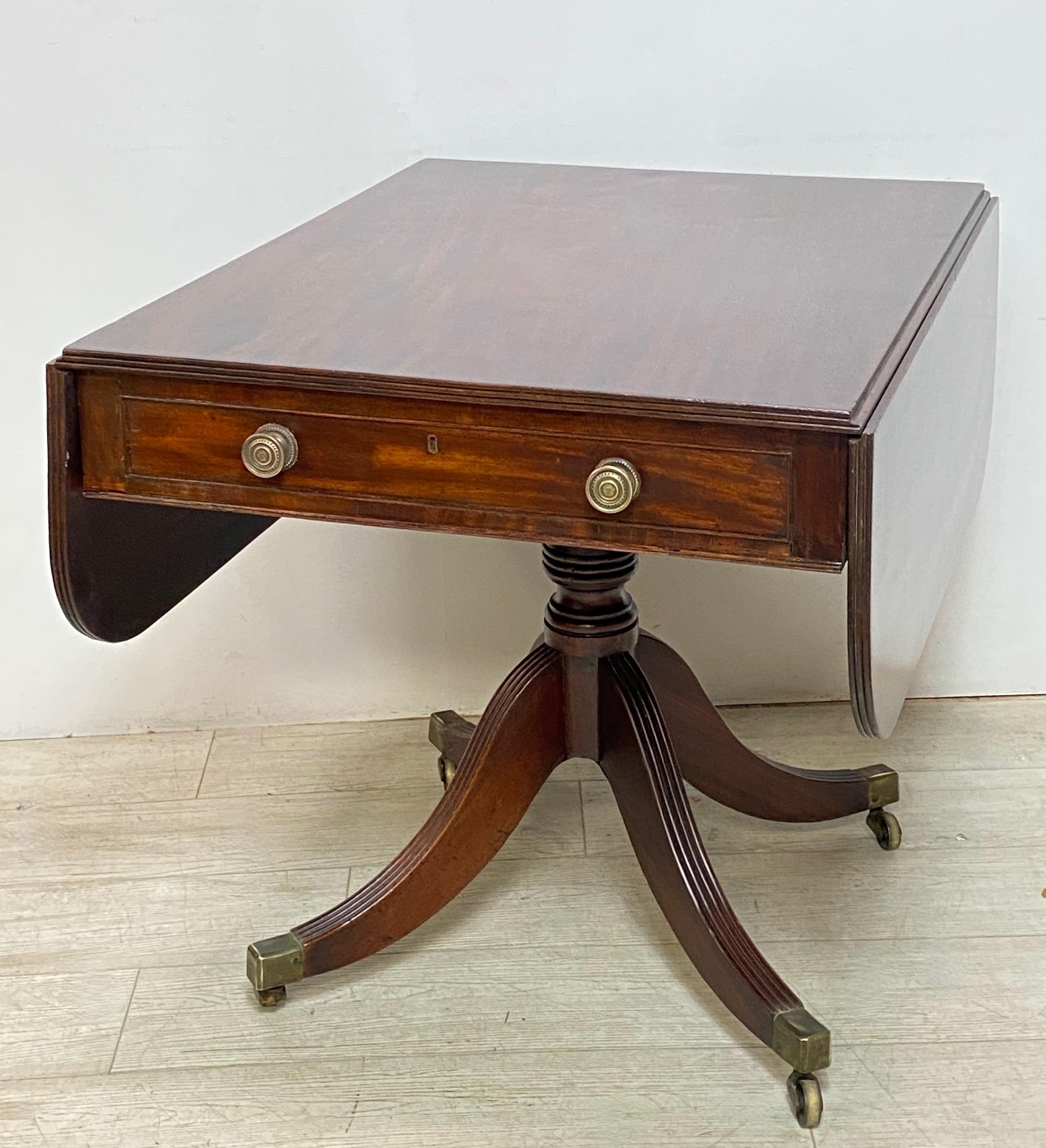 Table d'appoint / table à déjeuner de style Pembroke anglais du début du 19e siècle Bon état - En vente à San Francisco, CA