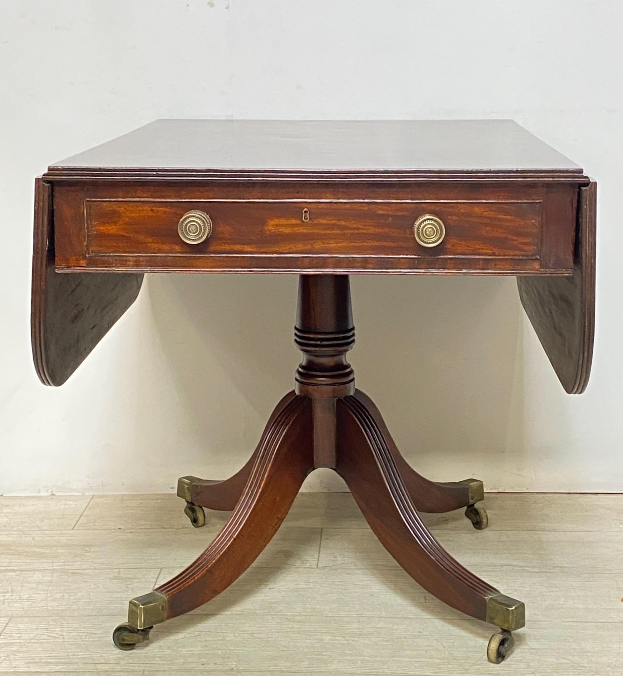 XIXe siècle Table d'appoint / table à déjeuner de style Pembroke anglais du début du 19e siècle en vente