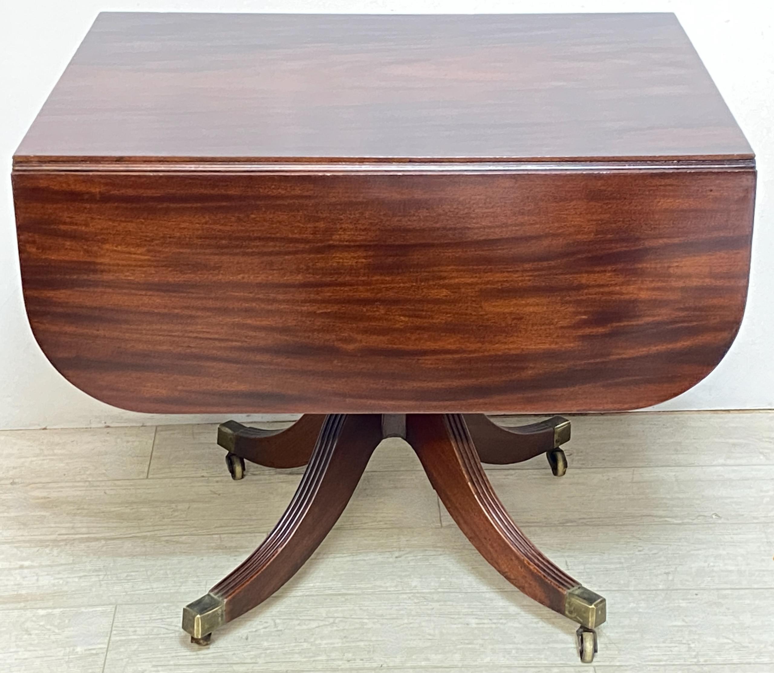 Acajou Table d'appoint / table à déjeuner de style Pembroke anglais du début du 19e siècle en vente