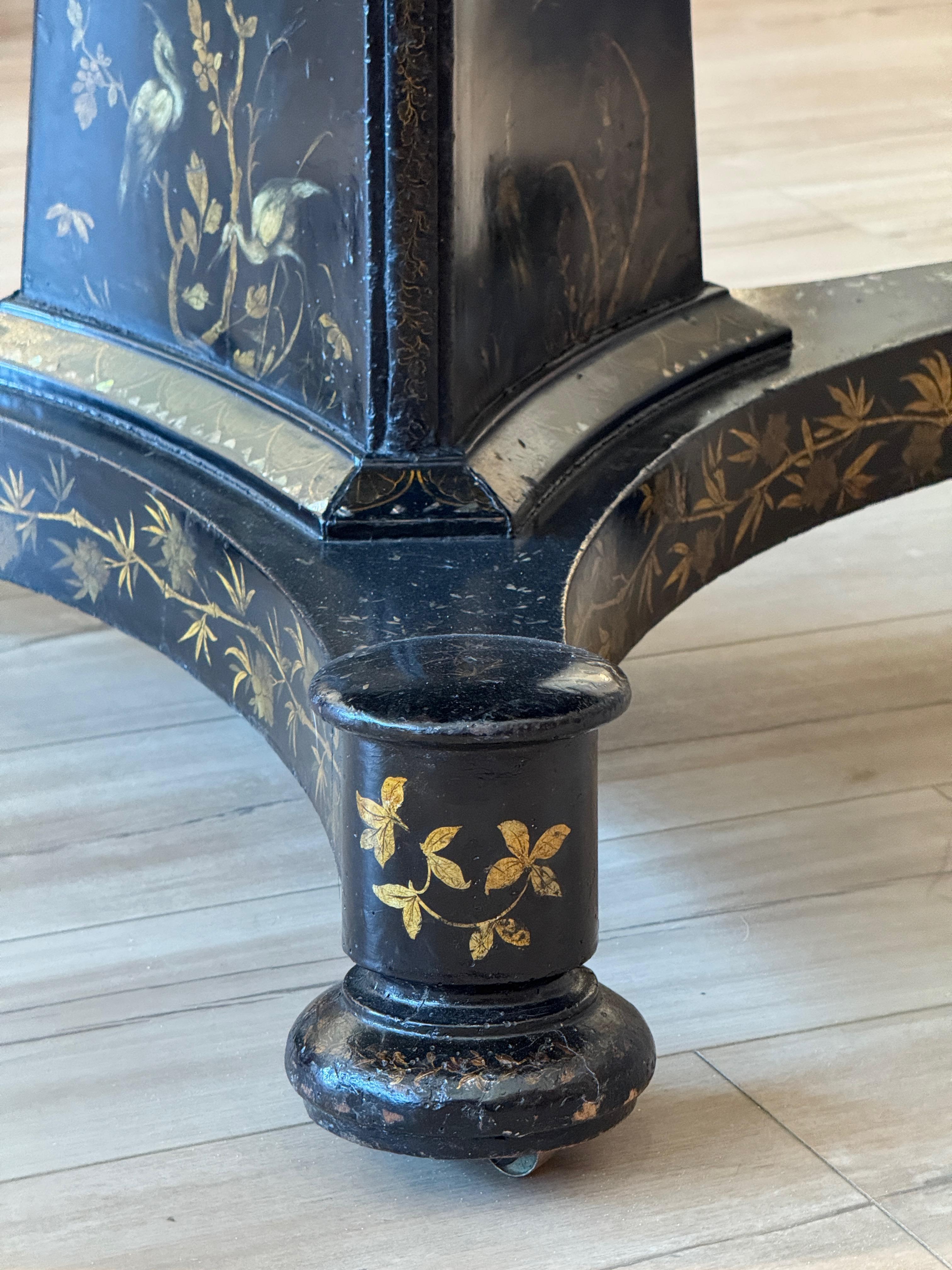 British Early 19th Century English Regency Black Lacquer Center Table For Sale