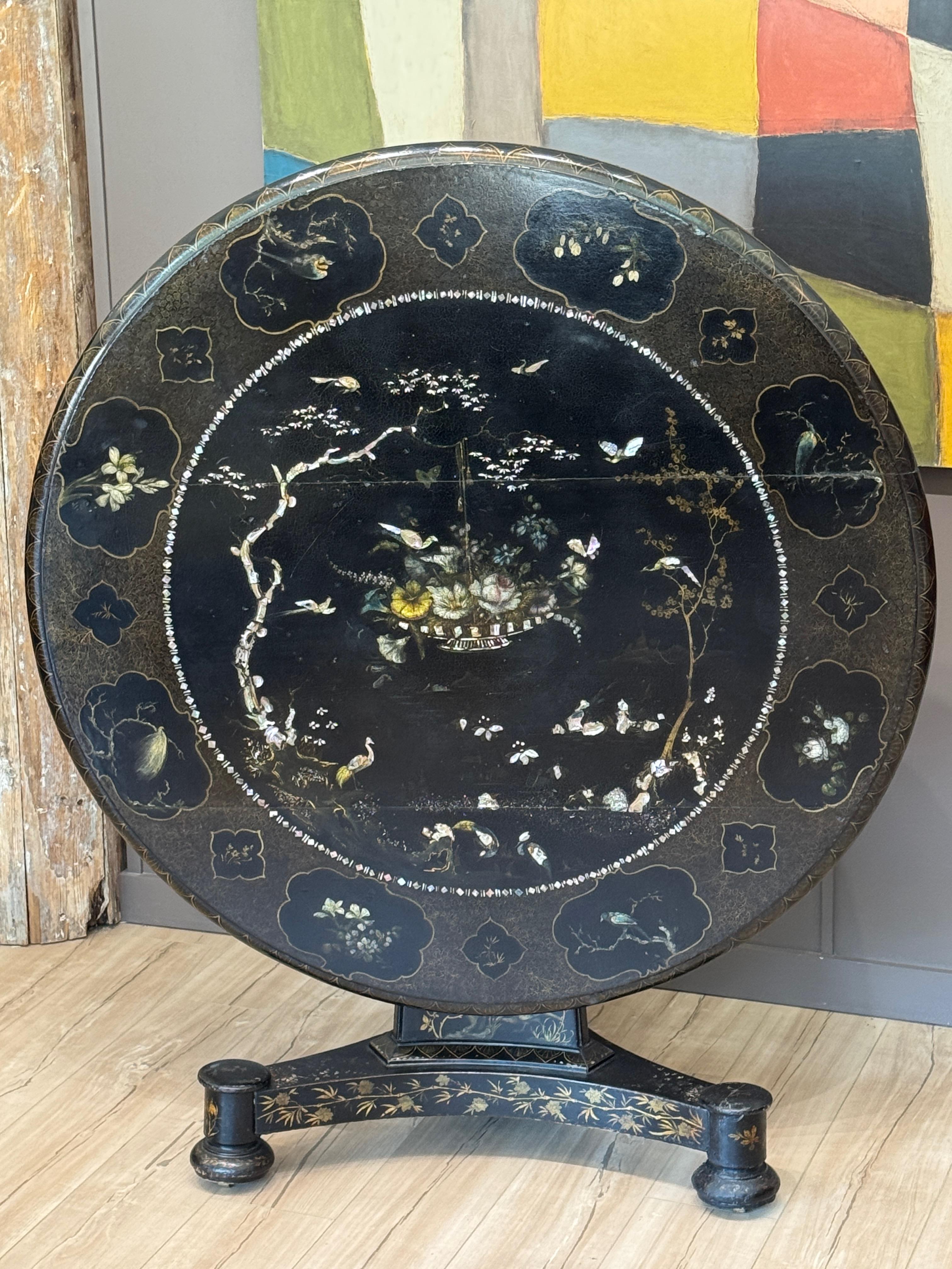 Early 19th Century English Regency Black Lacquer Center Table In Good Condition For Sale In Charlottesville, VA