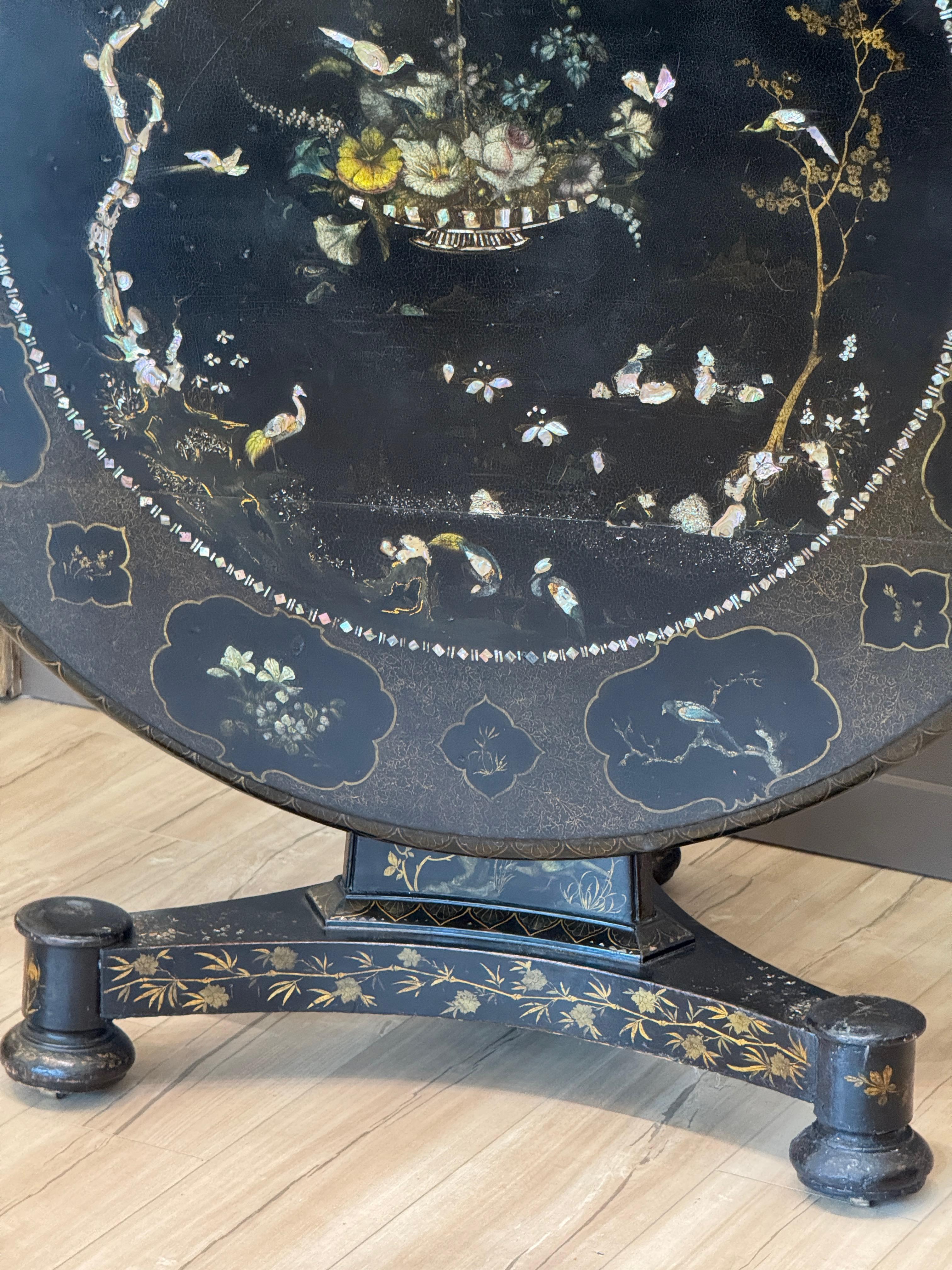 Early 19th Century English Regency Black Lacquer Center Table For Sale 1
