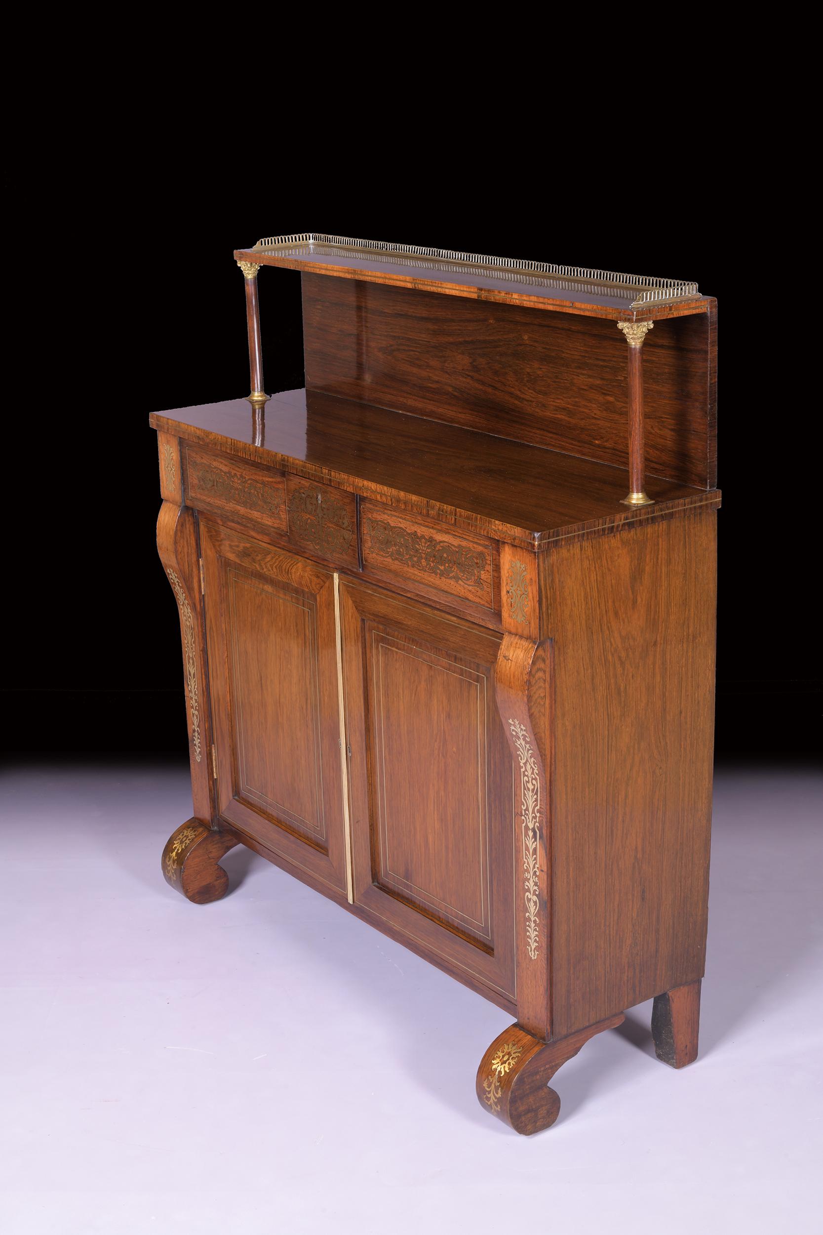Inglese Secretaire Chiffonier intarsiato in ottone del primo Ottocento inglese Regency in vendita