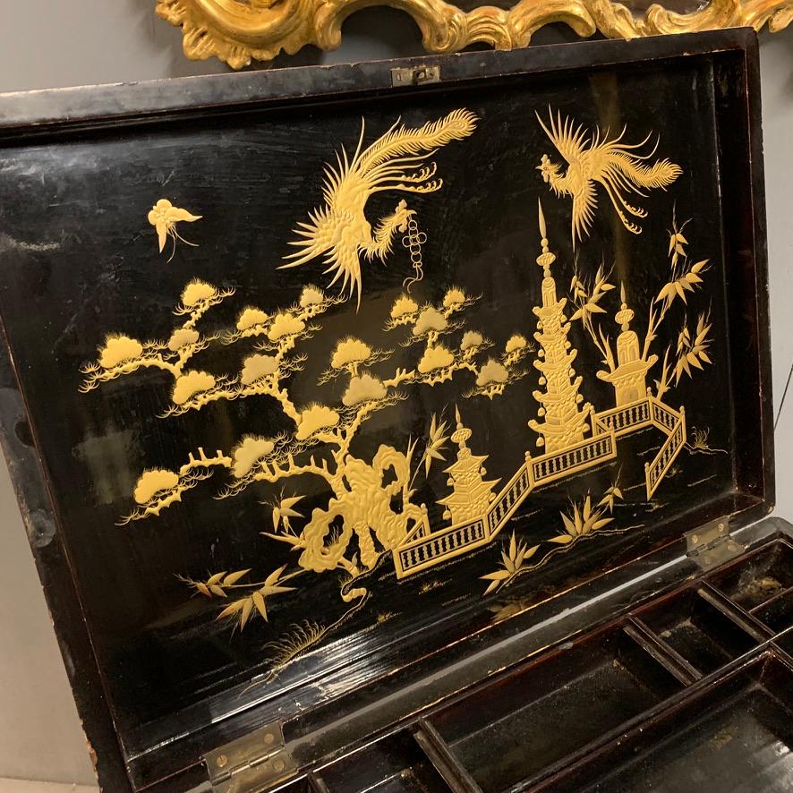 A very beautiful and rare Regency chinoiserie work table or sewing table with an incredible interior and original silk sewing bag.
Very decorative piece and the detail to the chinoiserie is second to none throughout the piece and standing on the