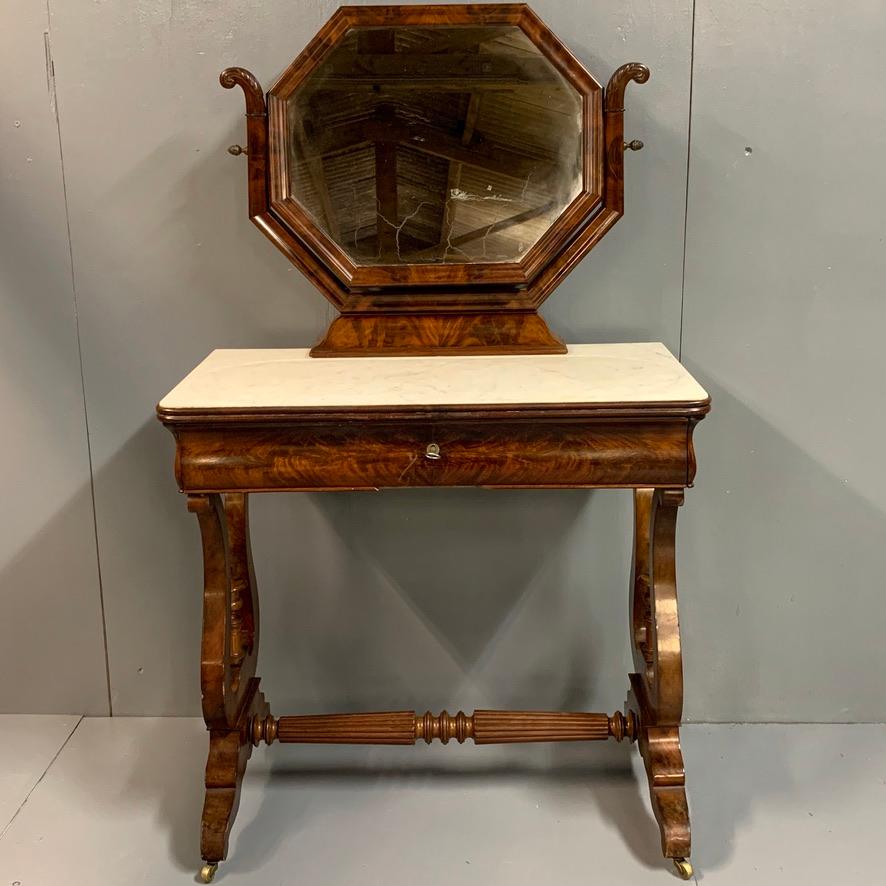 Beautifully made and very good quality English Regency period dressing table with its original mercury mirror glass and Cararra marble top, circa 1830.
A very elegant and decorative piece, but also very much useable as an everyday dressing table