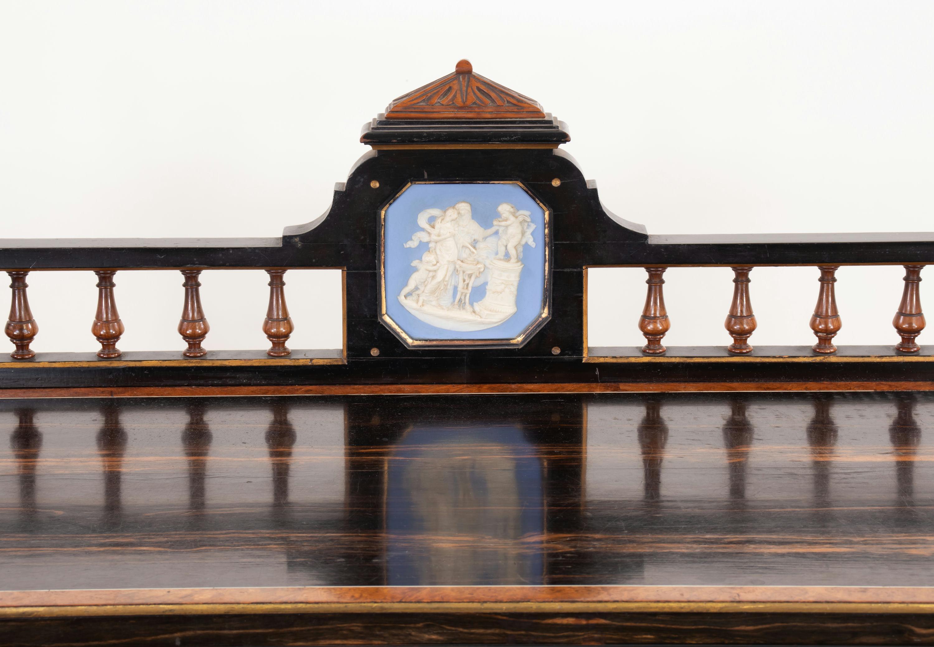 Cabinet à calandre et à jasper du début du 19e siècle de style Régence anglaise et Revive grecque en vente 5