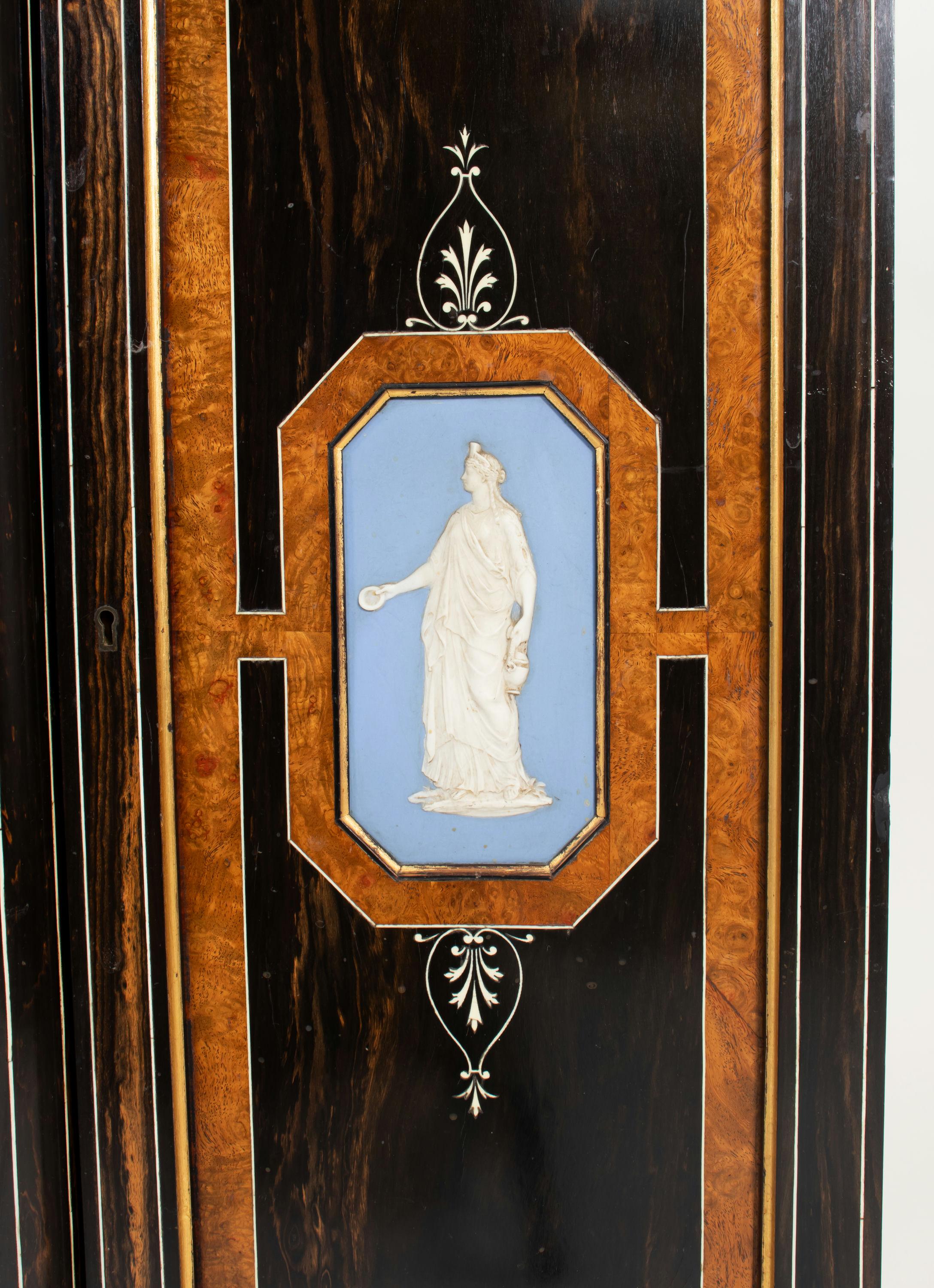 Cabinet à calandre et à jasper du début du 19e siècle de style Régence anglaise et Revive grecque en vente 6