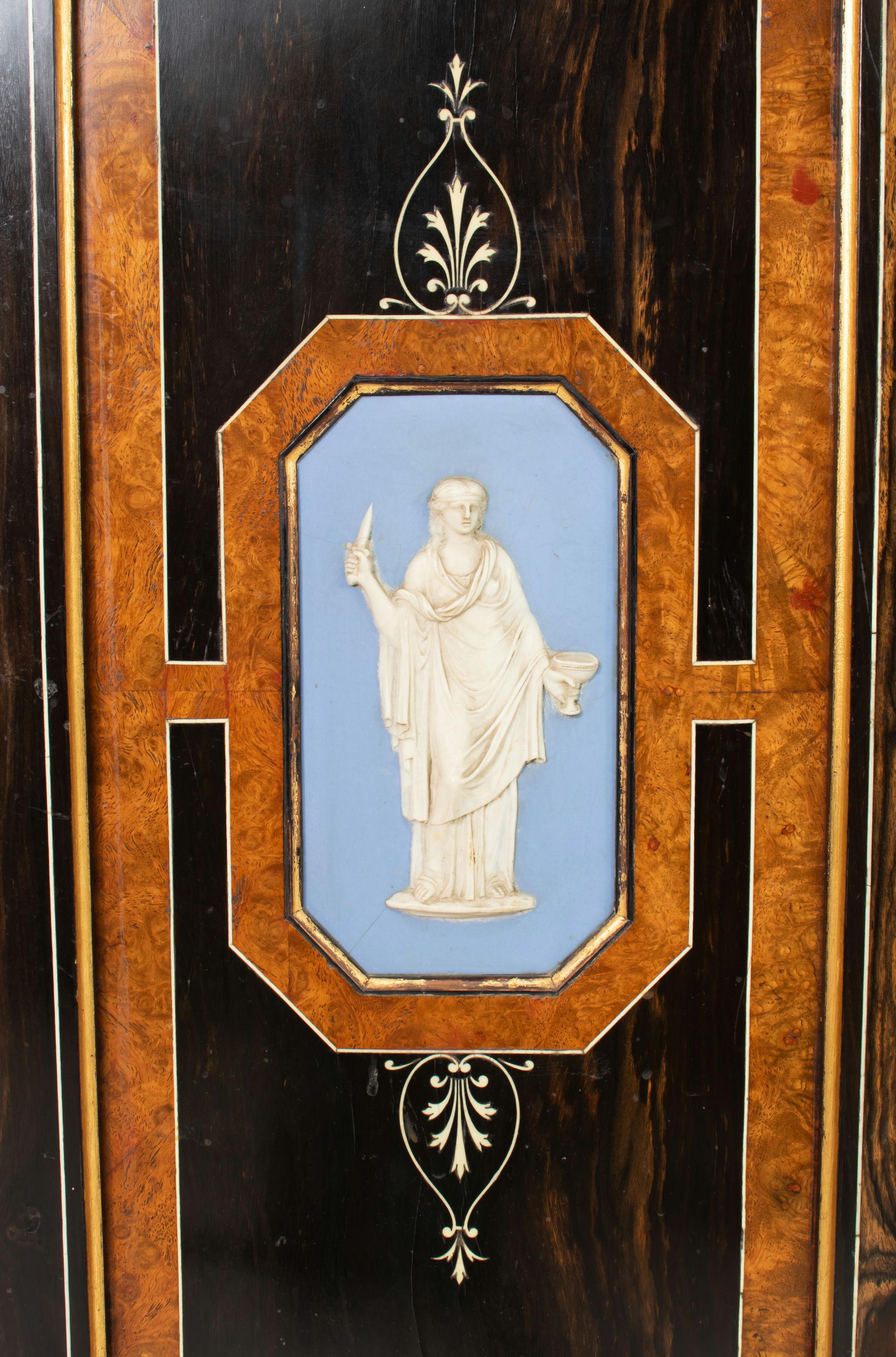 Cabinet à calandre et à jasper du début du 19e siècle de style Régence anglaise et Revive grecque en vente 7