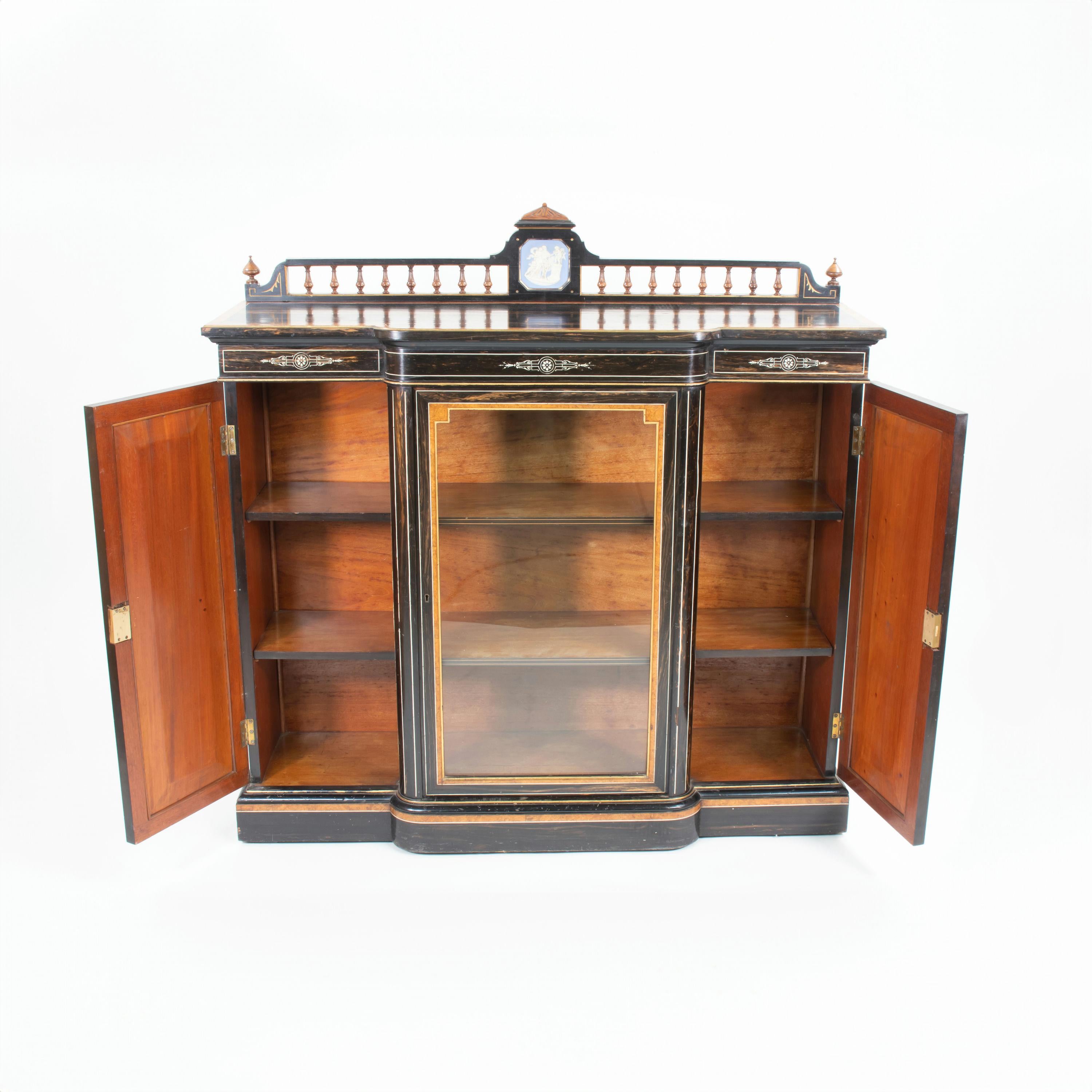 Cette armoire de style Régence anglaise du début du XIXe siècle, de style néo-grec, en calandre et en jaspe, avec cordage en ivoire, témoigne de l'attachement de l'époque à l'artisanat et au respect de l'histoire. Contrairement aux périodes
