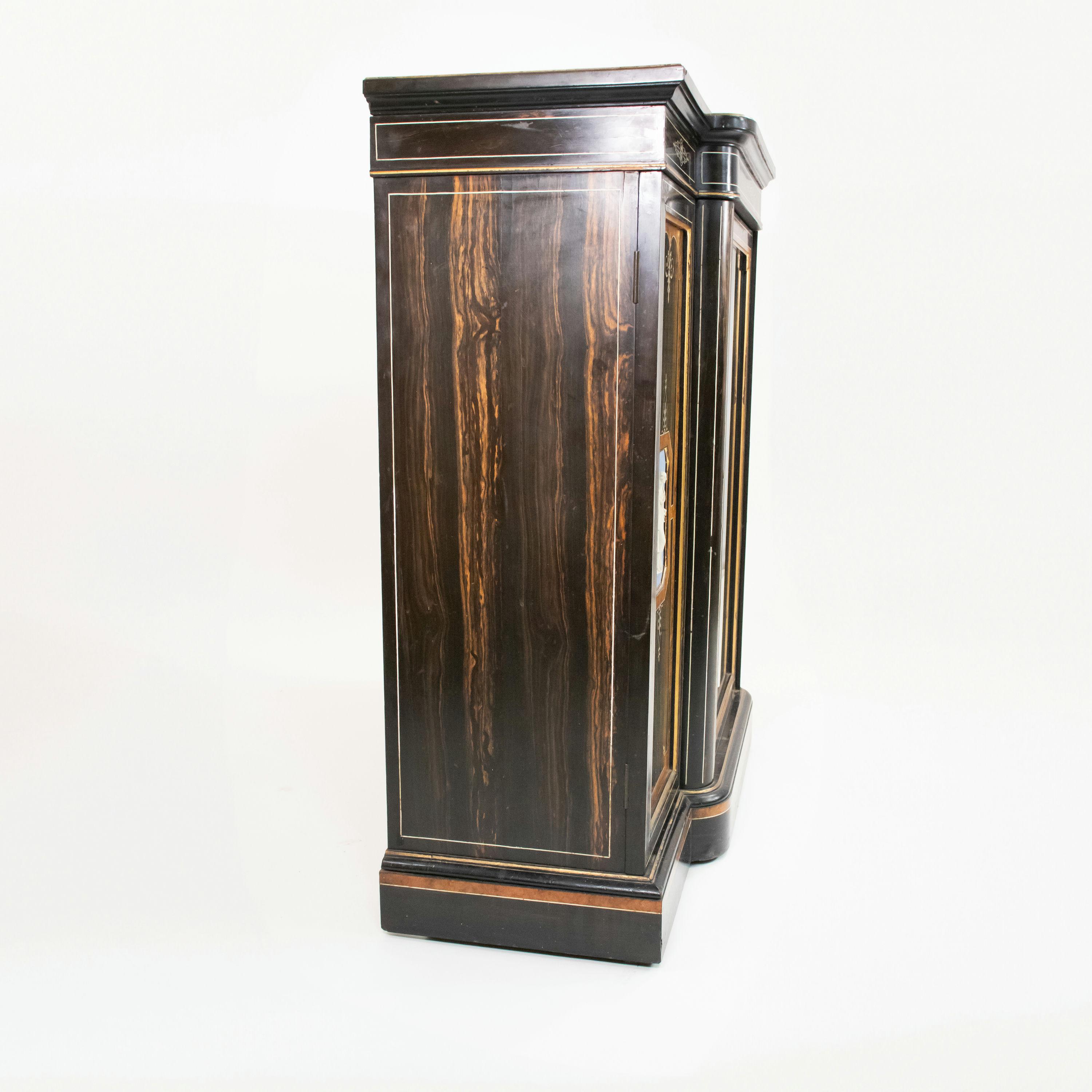 XIXe siècle Cabinet à calandre et à jasper du début du 19e siècle de style Régence anglaise et Revive grecque en vente