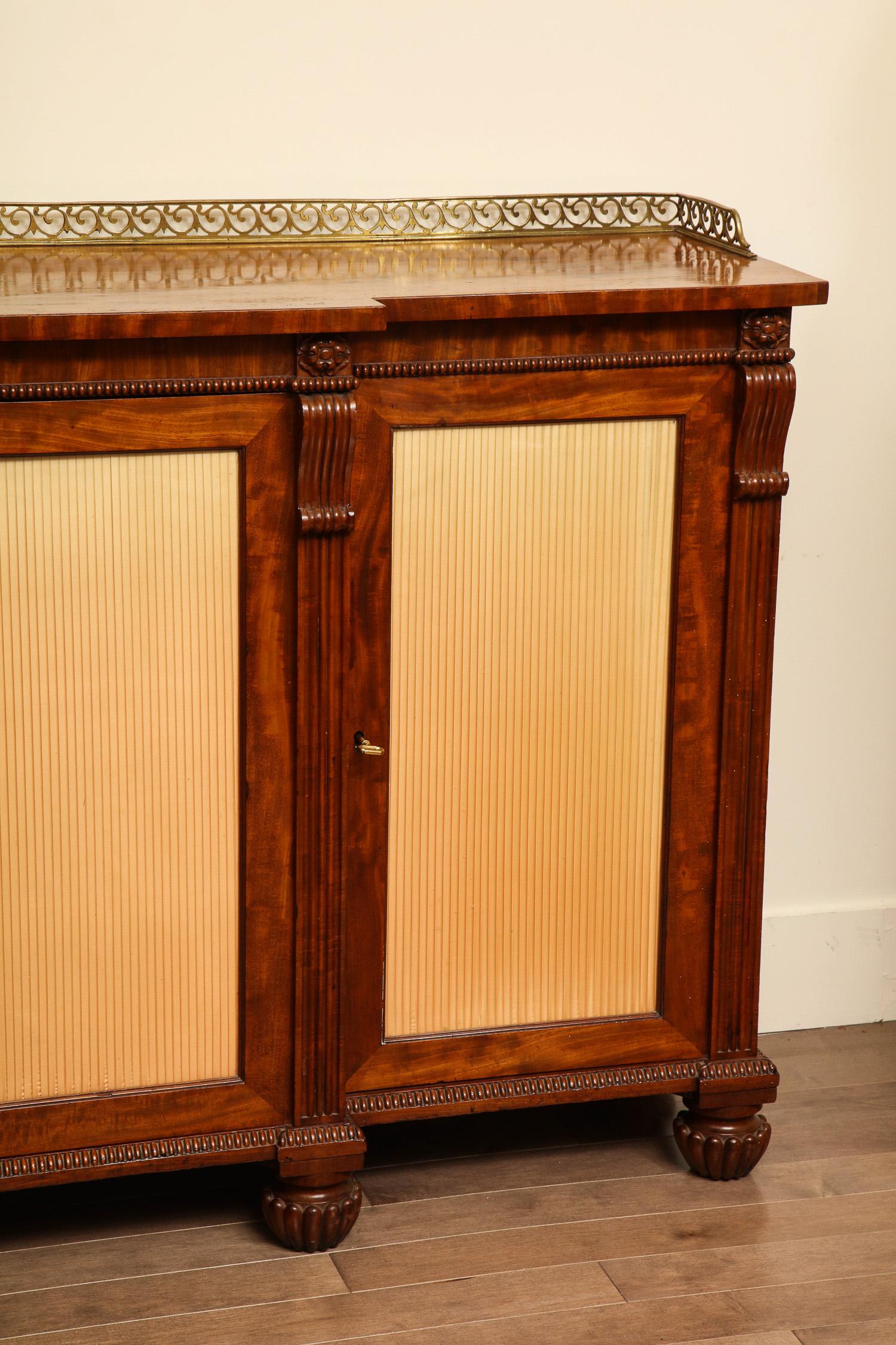 Early 19th Century English Regency Mahogany Cabinet or Bookcase In Good Condition For Sale In New York, NY