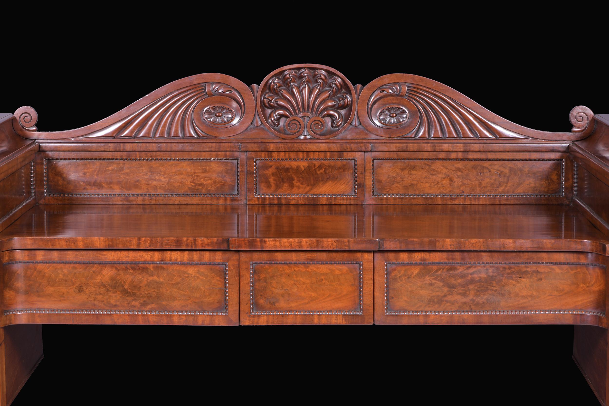 Early 19th Century English Regency Mahogany Sideboard in the Manner of Gillows In Good Condition For Sale In Dublin, IE