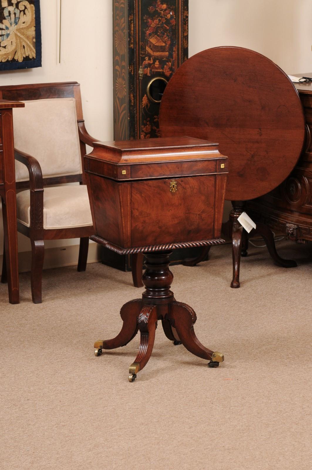 Teiera in mogano Regency inglese dei primi del XIX secolo con piano di appoggio e base a piedistallo
