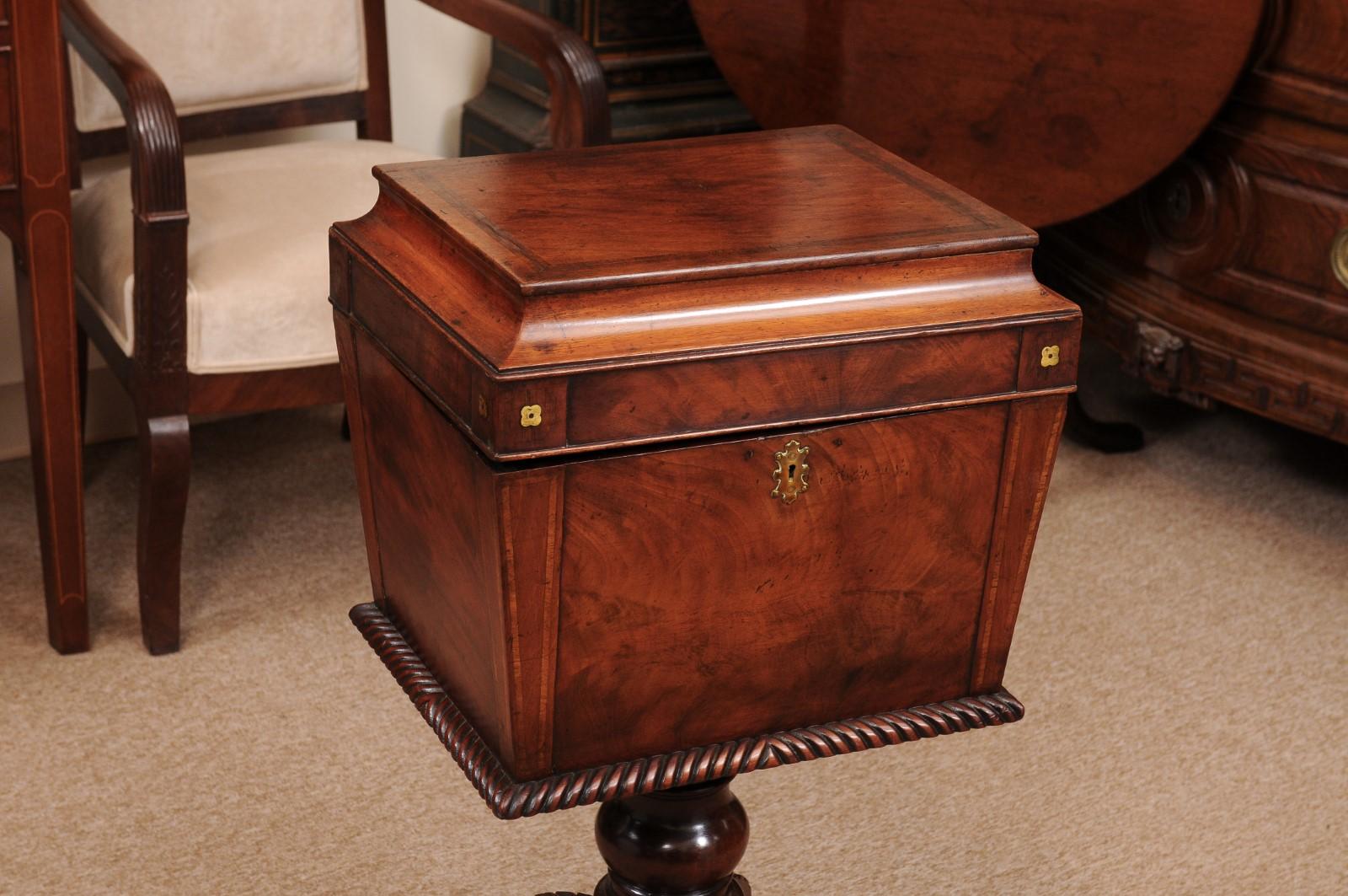 Teiera in mogano Regency inglese dei primi del XIX secolo con piano di appoggio e base a piedistallo In condizioni discrete in vendita a Atlanta, GA