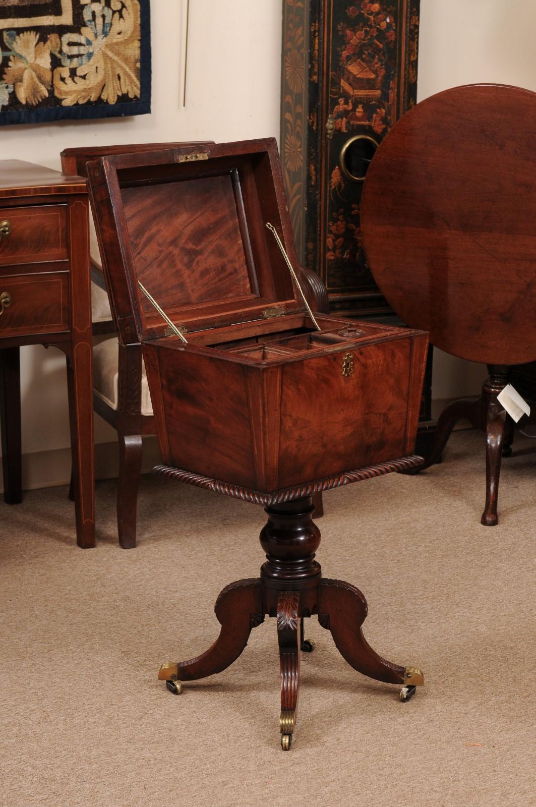 Teiera in mogano Regency inglese dei primi del XIX secolo con piano di appoggio e base a piedistallo in vendita 1