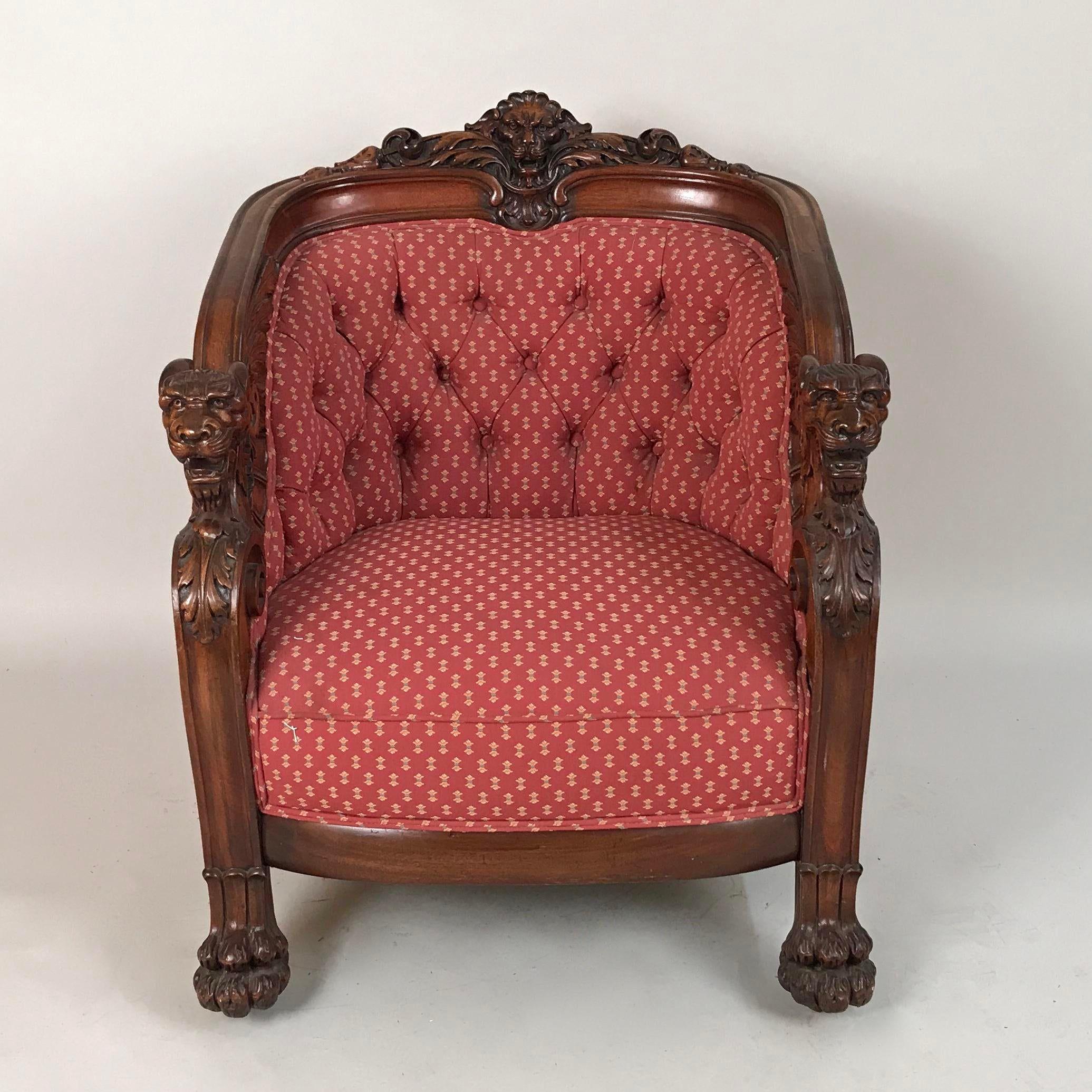 e fauteuil Regency en acajou de la manière de George Smith (né en 1786), datant du début du 19e siècle. George Smith était un célèbre créateur de meubles pendant la période de la Régence. Ses designs et son savoir-faire exceptionnel influencent