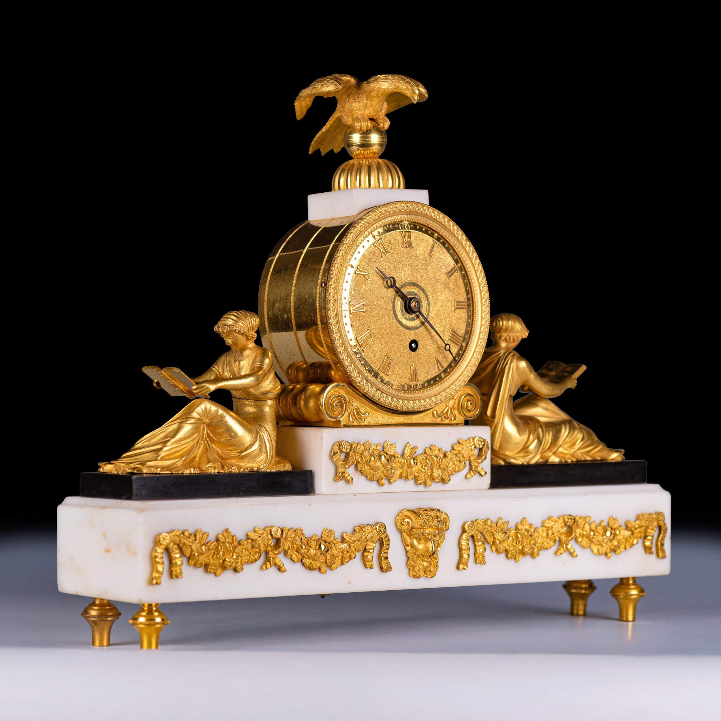 Cette superbe pièce d'horlogerie anglaise du XIXe siècle est dotée d'un mouvement fusée à un train, d'un cadran doré et de chiffres en relief encastrés dans une peau de tambour. Les deux figures de lecture assises qui flanquent la peau de tambour
