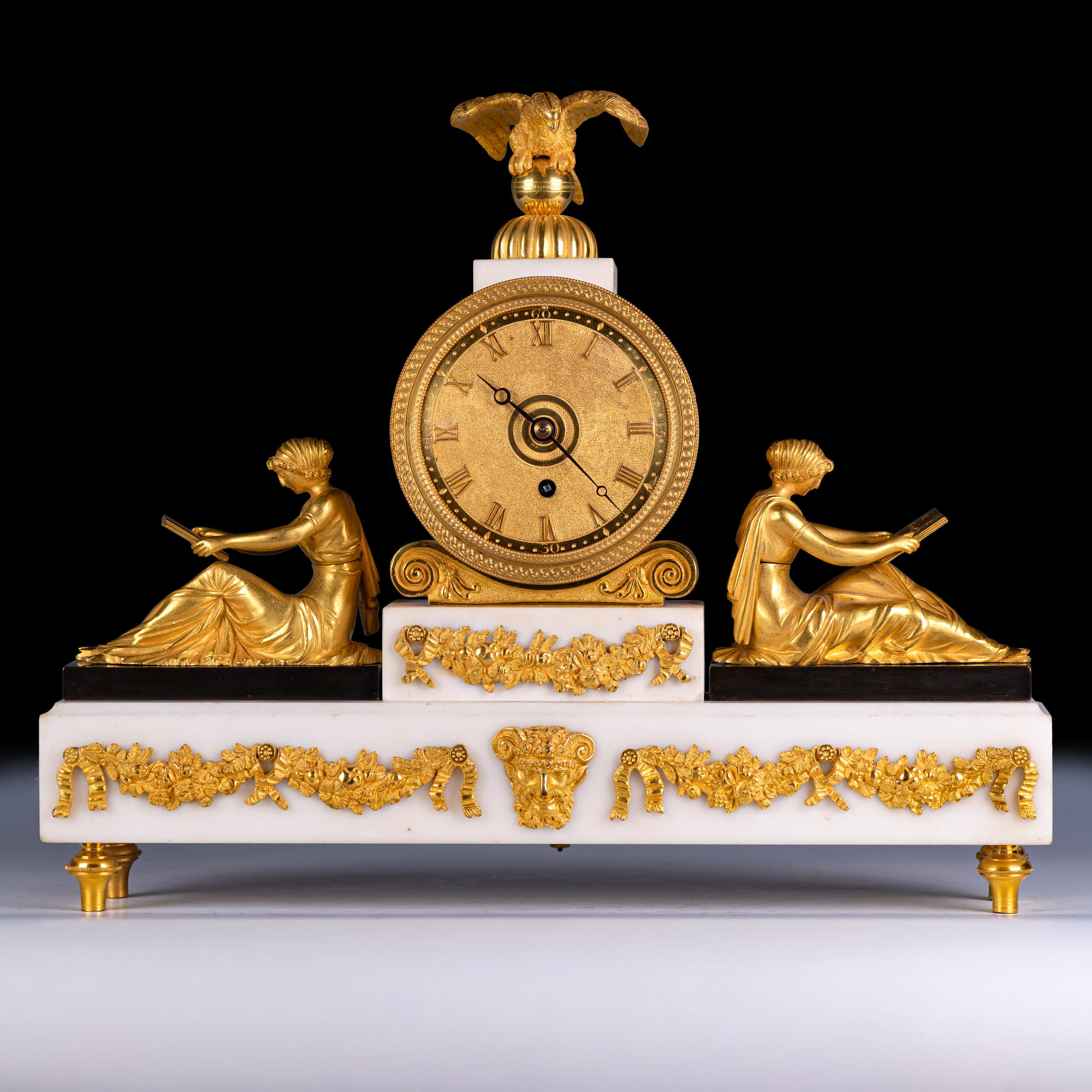 Regency Horloge de cheminée en marbre et bronze doré de style Régence anglaise du début du XIXe siècle en vente