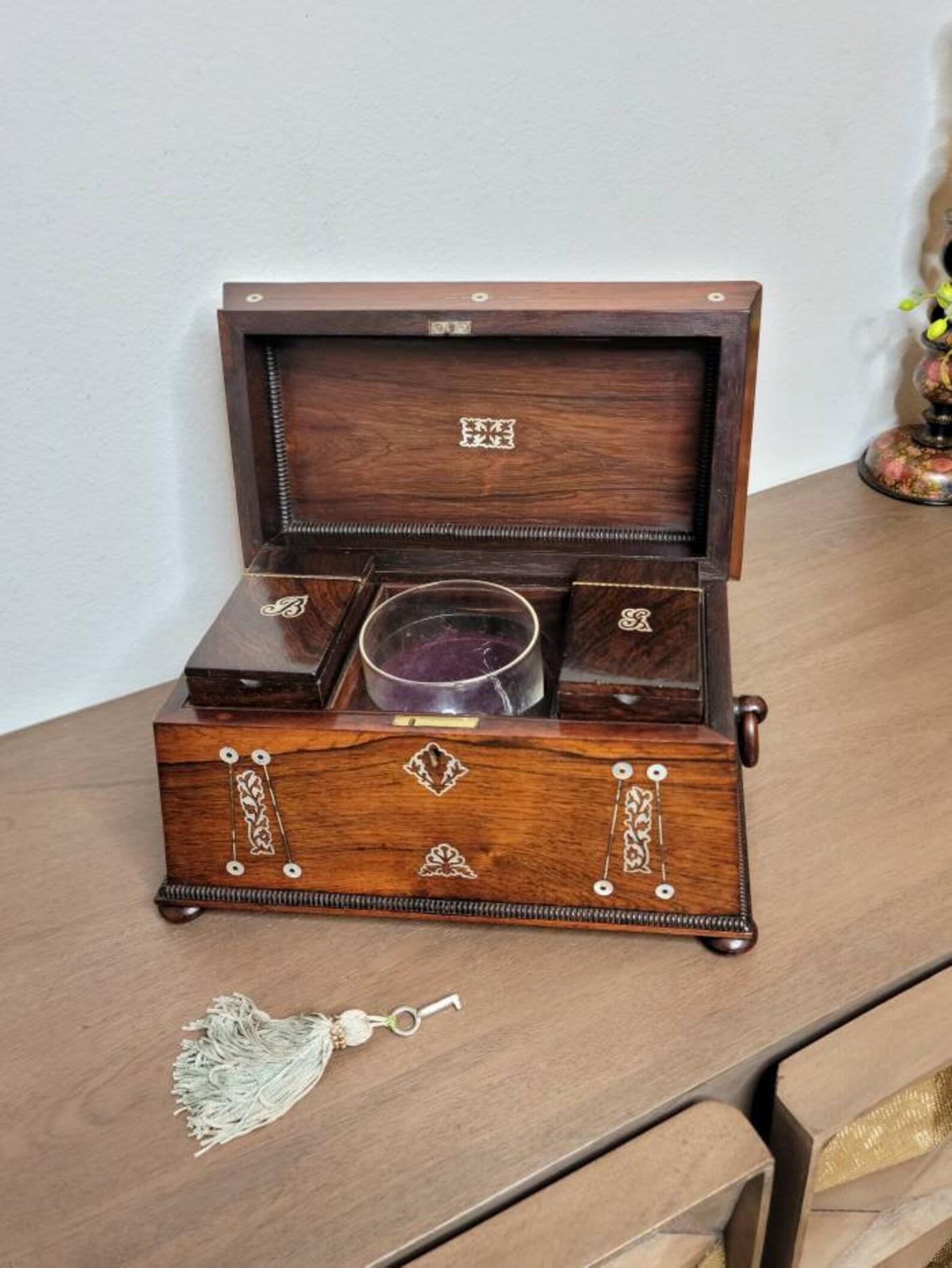Hand-Crafted Early 19th Century English Regency Rosewood Mother-of-pearl Tea Caddy For Sale