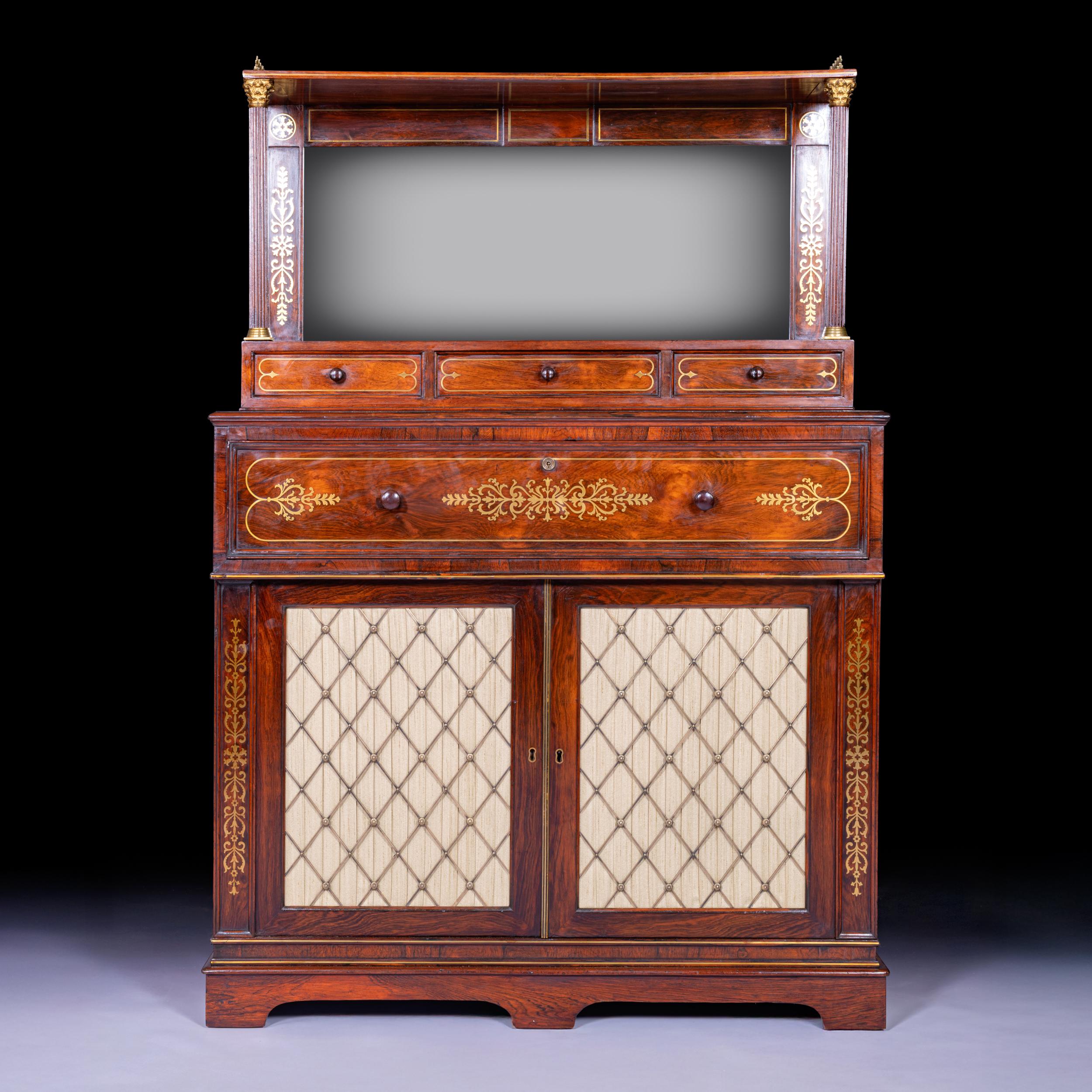 Un raffinato mobile secretaire della Reggenza inglese alla maniera di John Mclean. Di qualità eccezionale e dal design raffinato, la parte superiore è sormontata da una galleria in ottone traforato che sovrasta uno schienale a specchio fiancheggiato