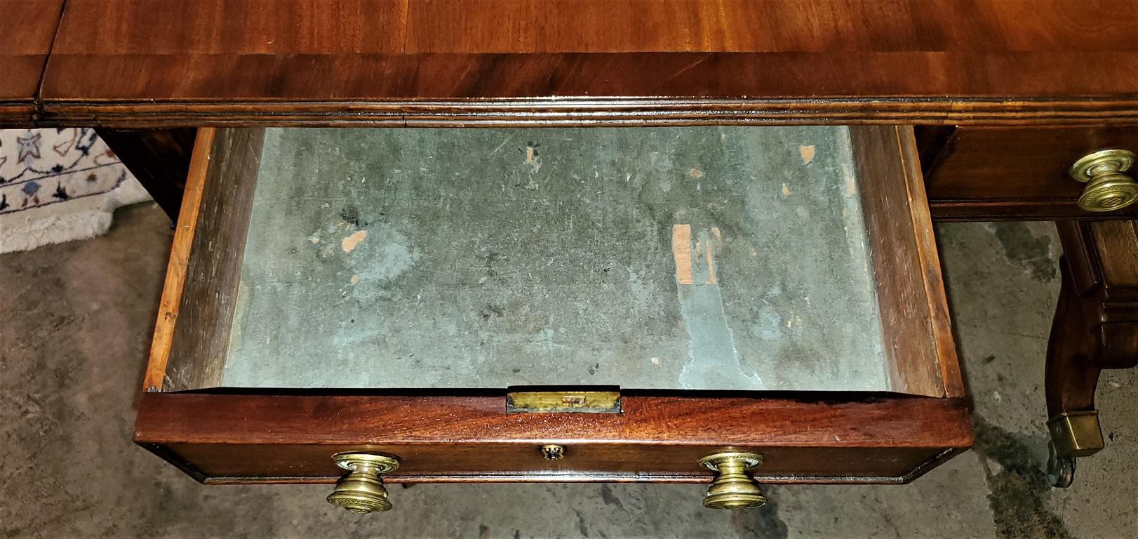 Table de canapé de style Régence anglaise du début du XIXe siècle en vente 8