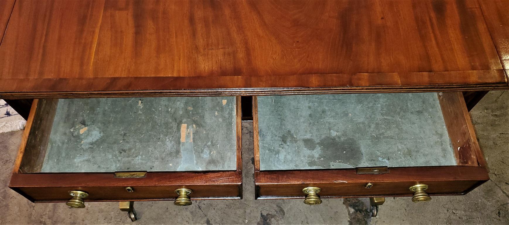 Table de canapé de style Régence anglaise du début du XIXe siècle en vente 9