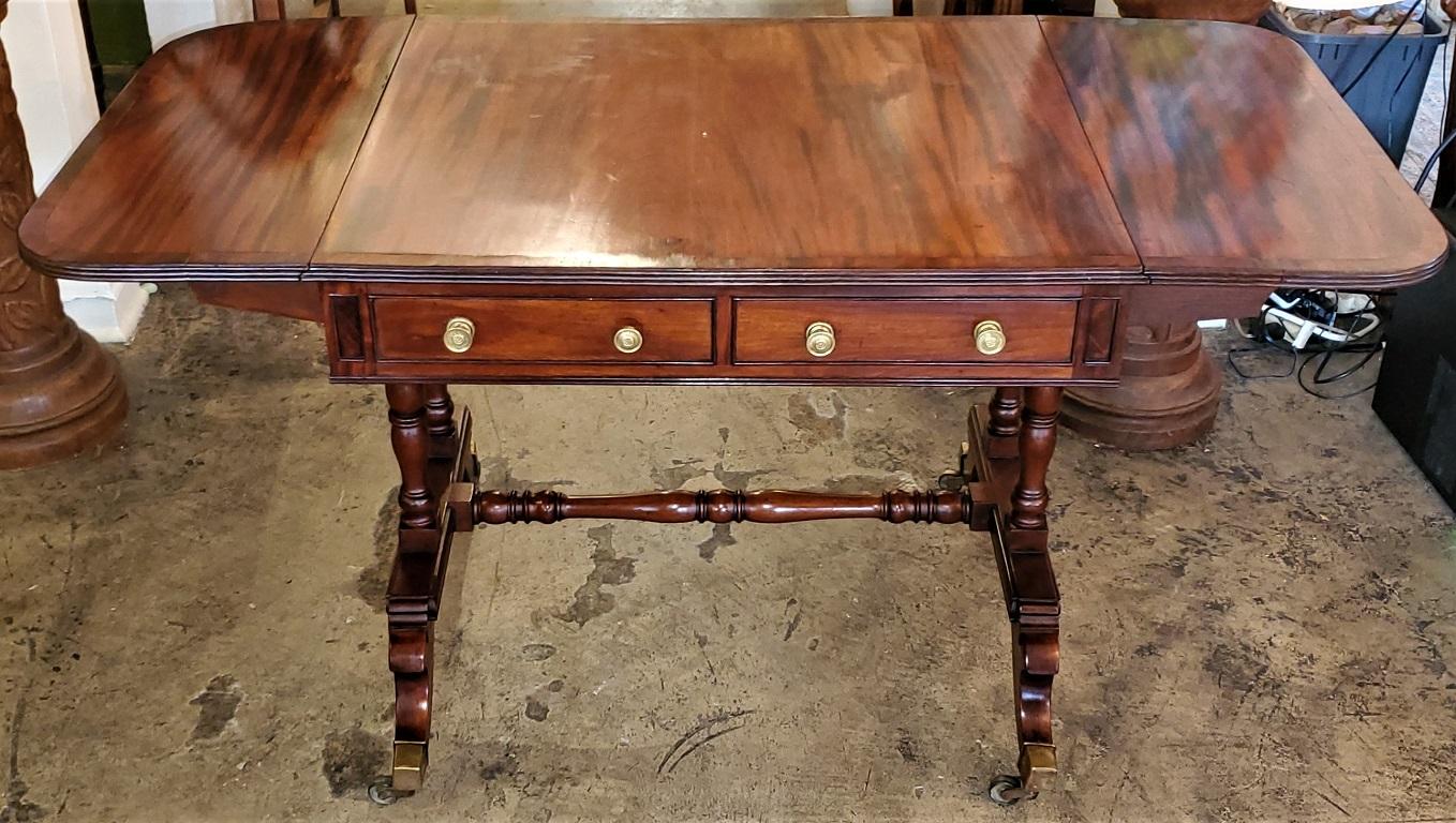 Laiton Table de canapé de style Régence anglaise du début du XIXe siècle en vente