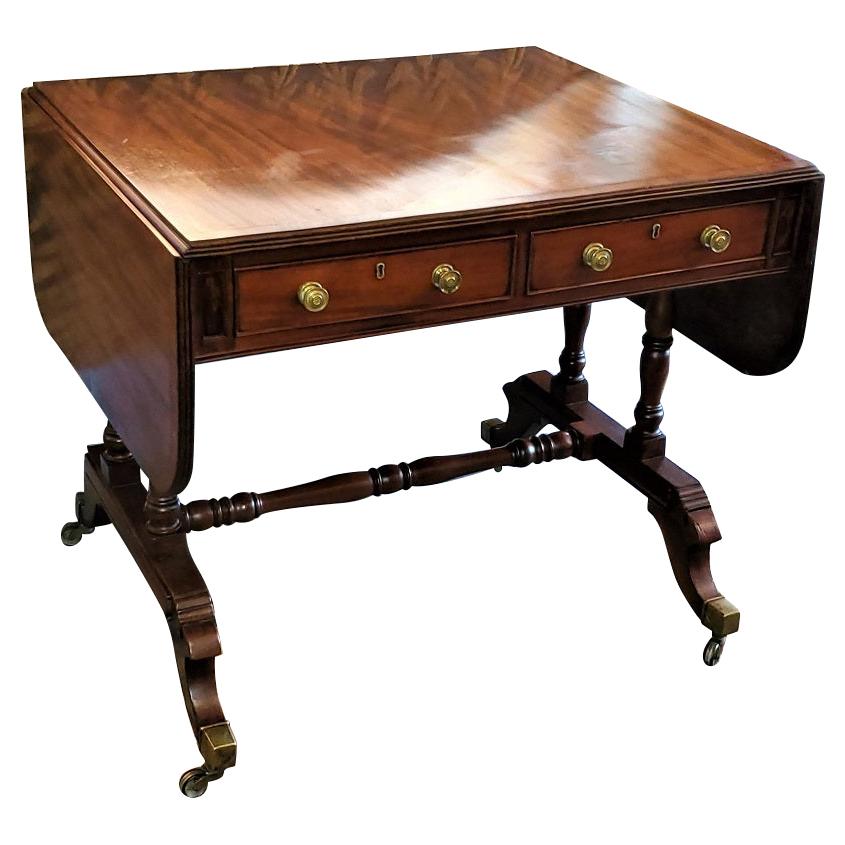 Table de canapé de style Régence anglaise du début du XIXe siècle en vente
