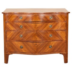 Cómoda inglesa de madera de kingwood con formas sinuosas de principios del siglo XIX