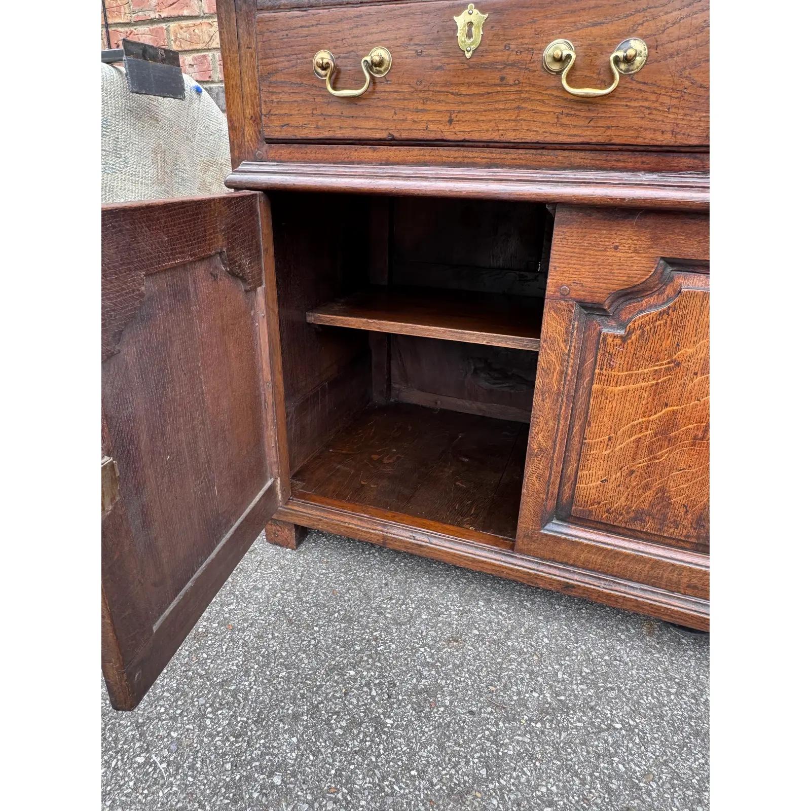 Questo bellissimo server inglese degli inizi del 1800 è disponibile per la tua casa! La ferramenta originale in ottone e la splendida patina dimostrano la sua eleganza senza tempo. La quercia inglese di quel periodo è di una classe a sé stante. Il
