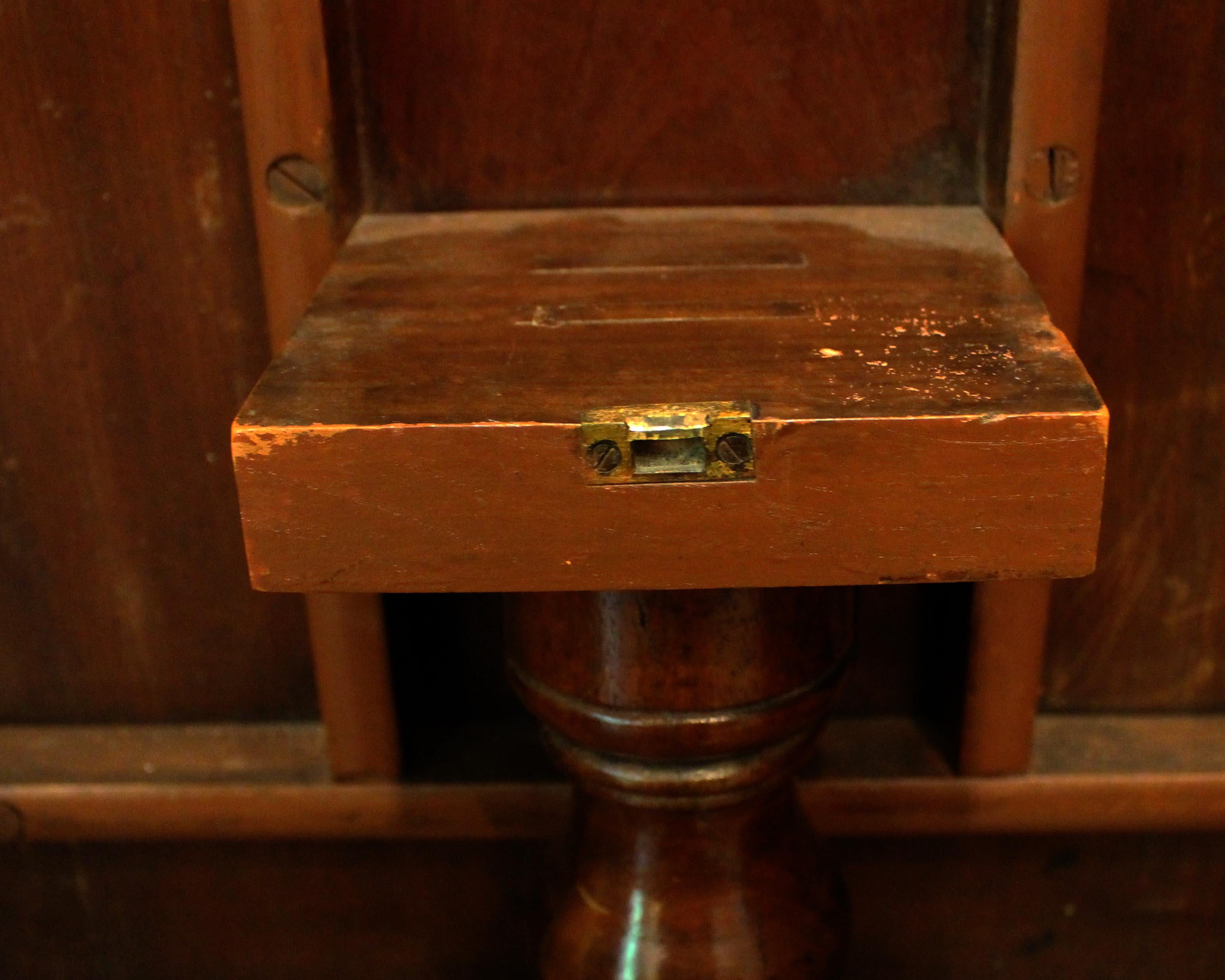 Early 19th Century English Tilt-Top Table In Good Condition For Sale In Chapel Hill, NC