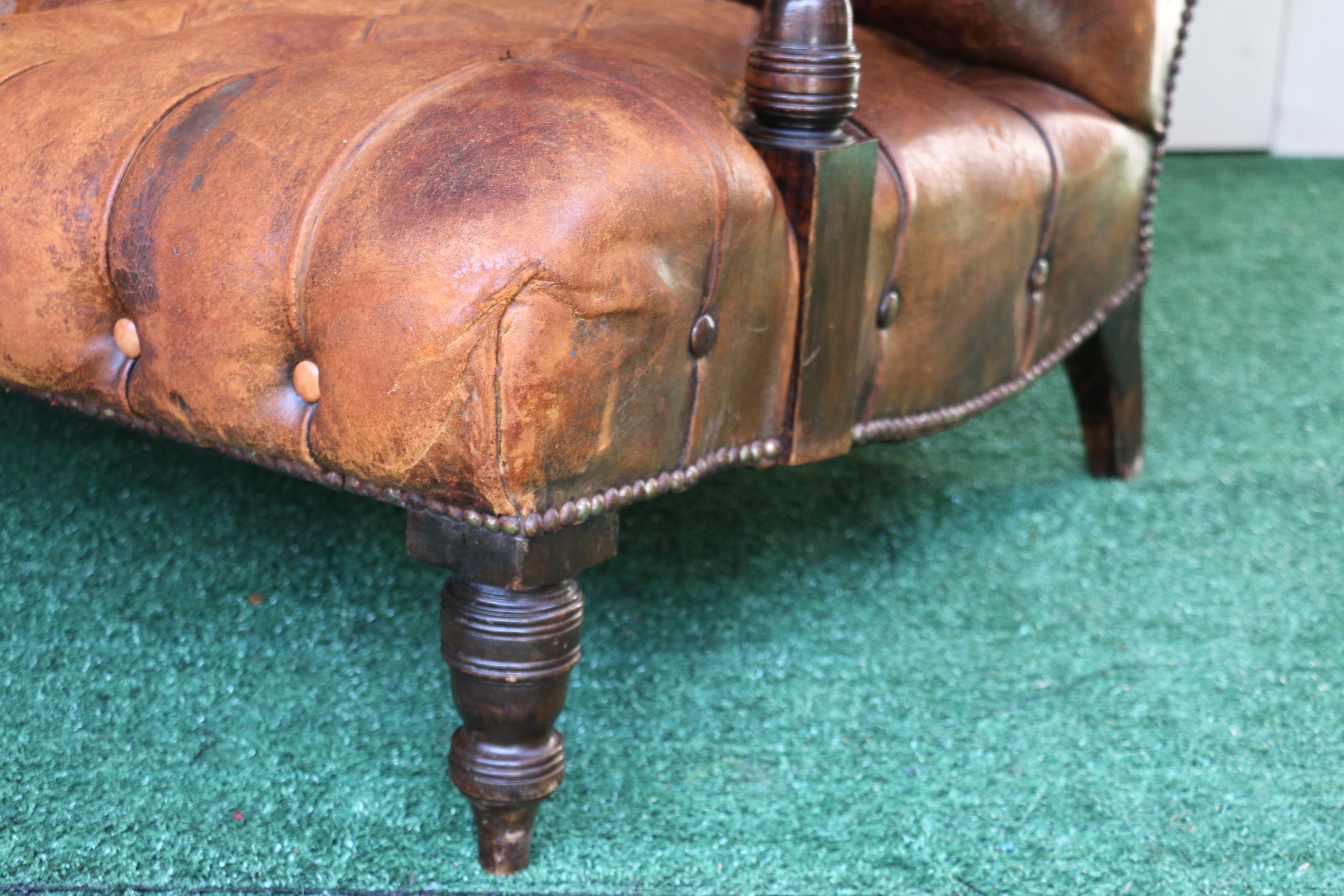 Causeuse anglaise du début du 19e siècle en cuir Brown touffeté en vente 4